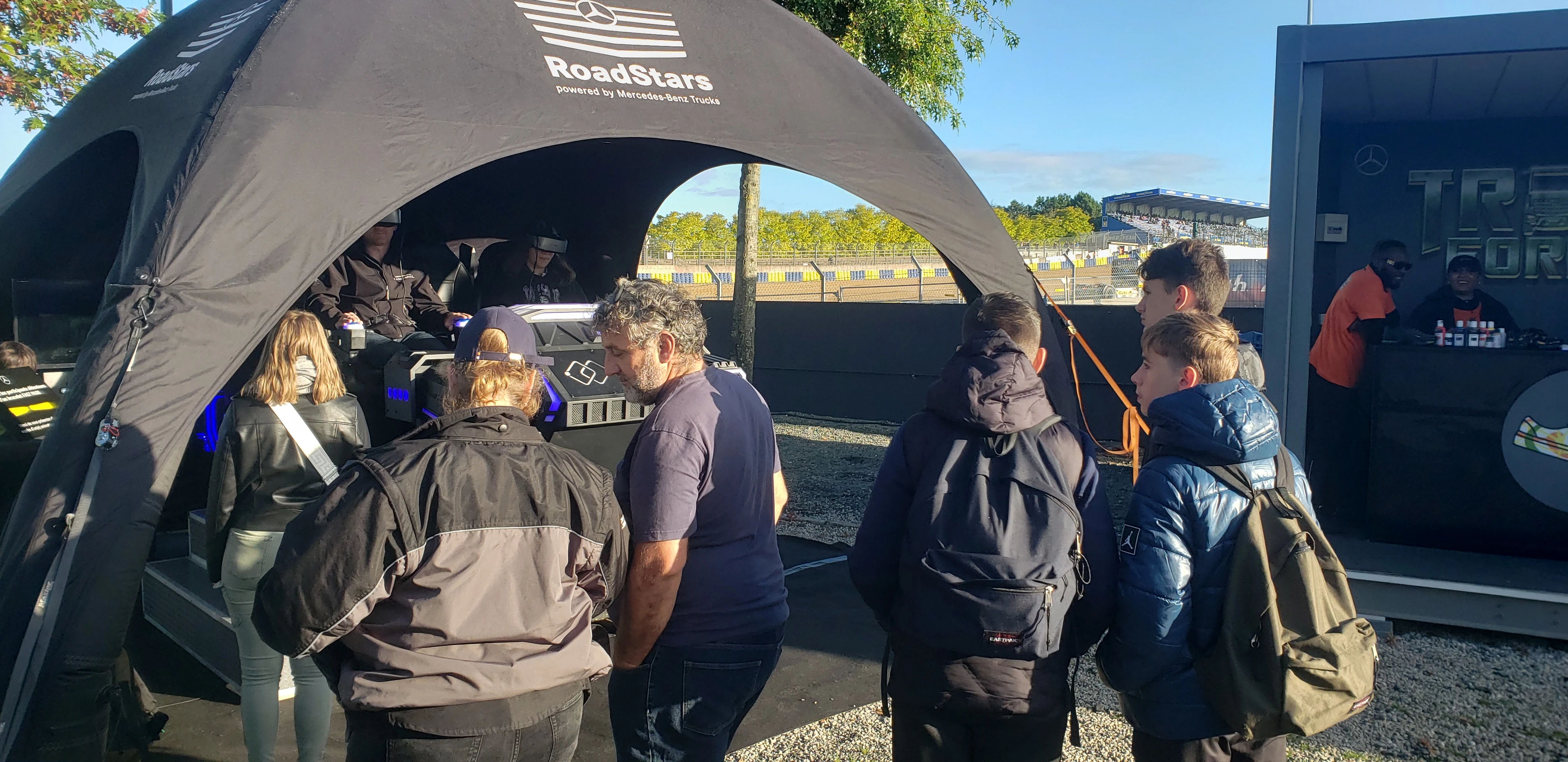 File d'attente devant la navette VR By Evos sous la tente Mercedes RoadStars aux 24 Heures Camions Le Mans 2024