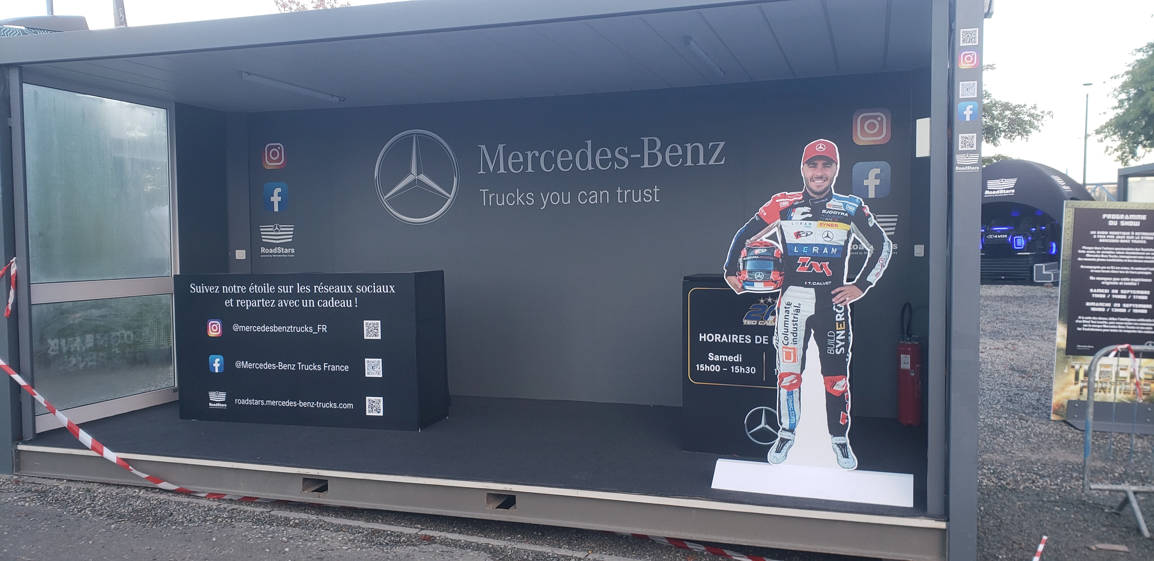 Stand Mercedes-Benz Trucks avec cardboard pilote racing et programme du show paddock