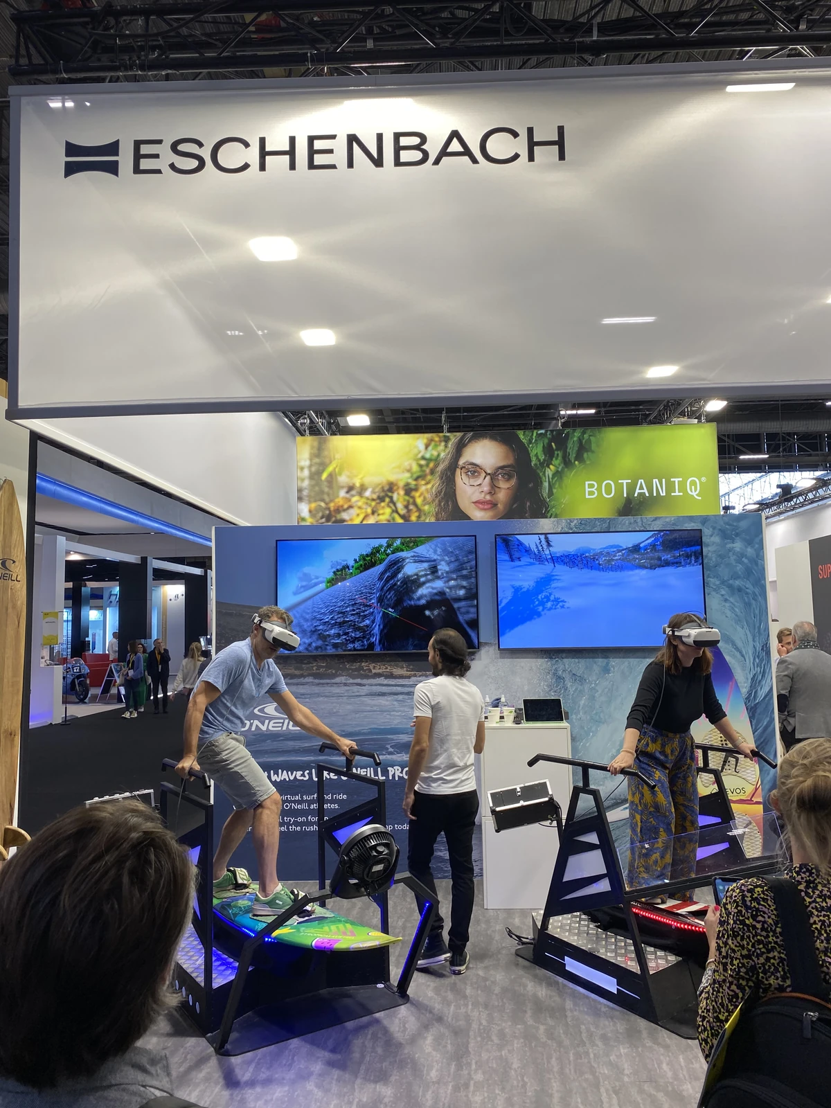 Animation VR sur le stand Eschenbach au Silmo Paris avec deux visiteurs en simultané sur les simulateurs ski et surf