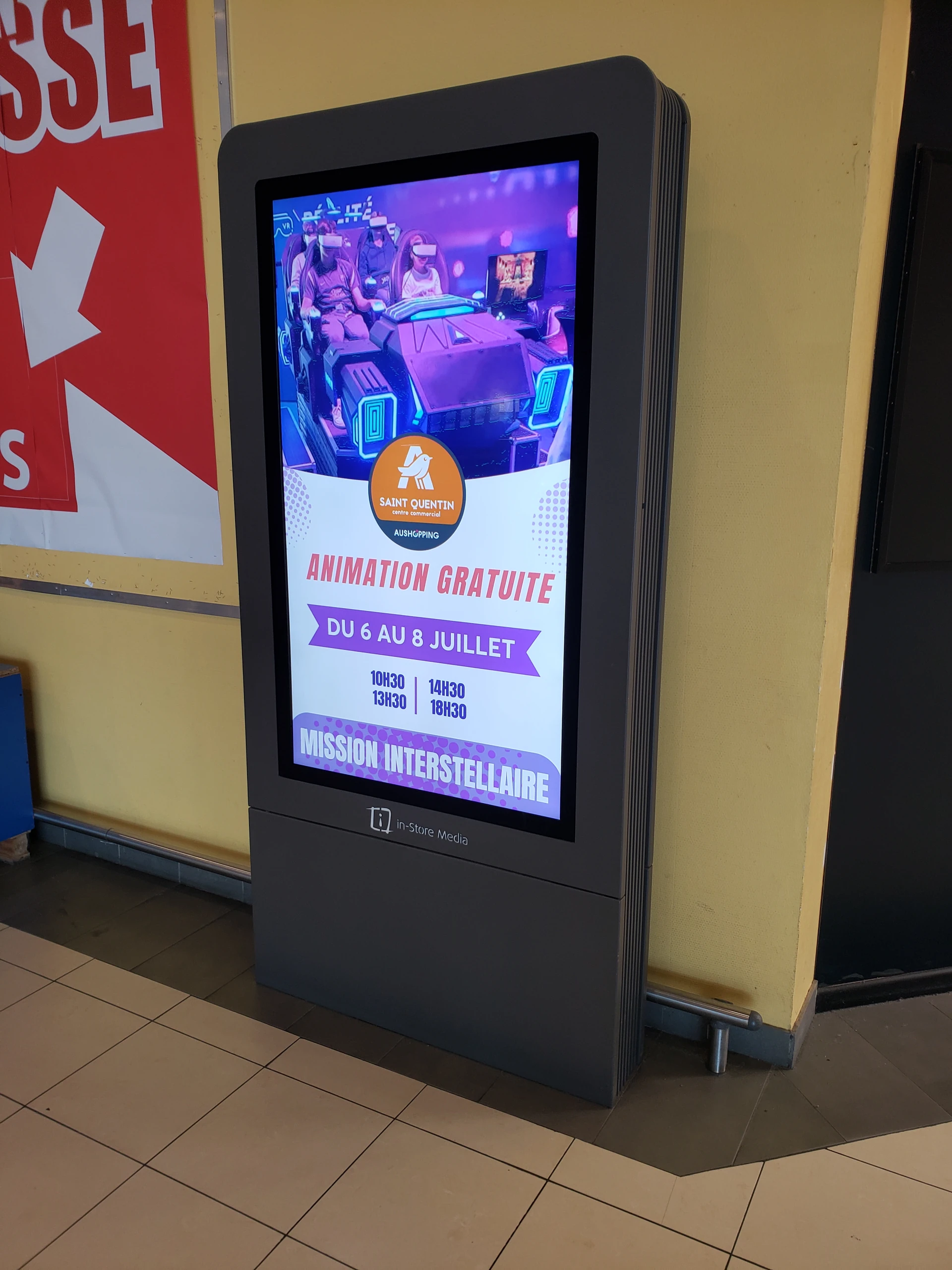 Écran In-Store Media du centre Aushopping diffusant Animation Gratuite Mission Interstellaire 6-8 juillet