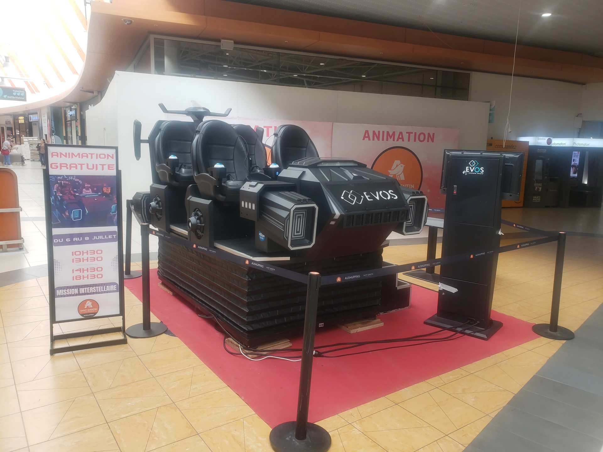 Navette VR Evos Sensation et kakemono Mission Interstellaire dans la galerie marchande Aushopping Saint-Quentin