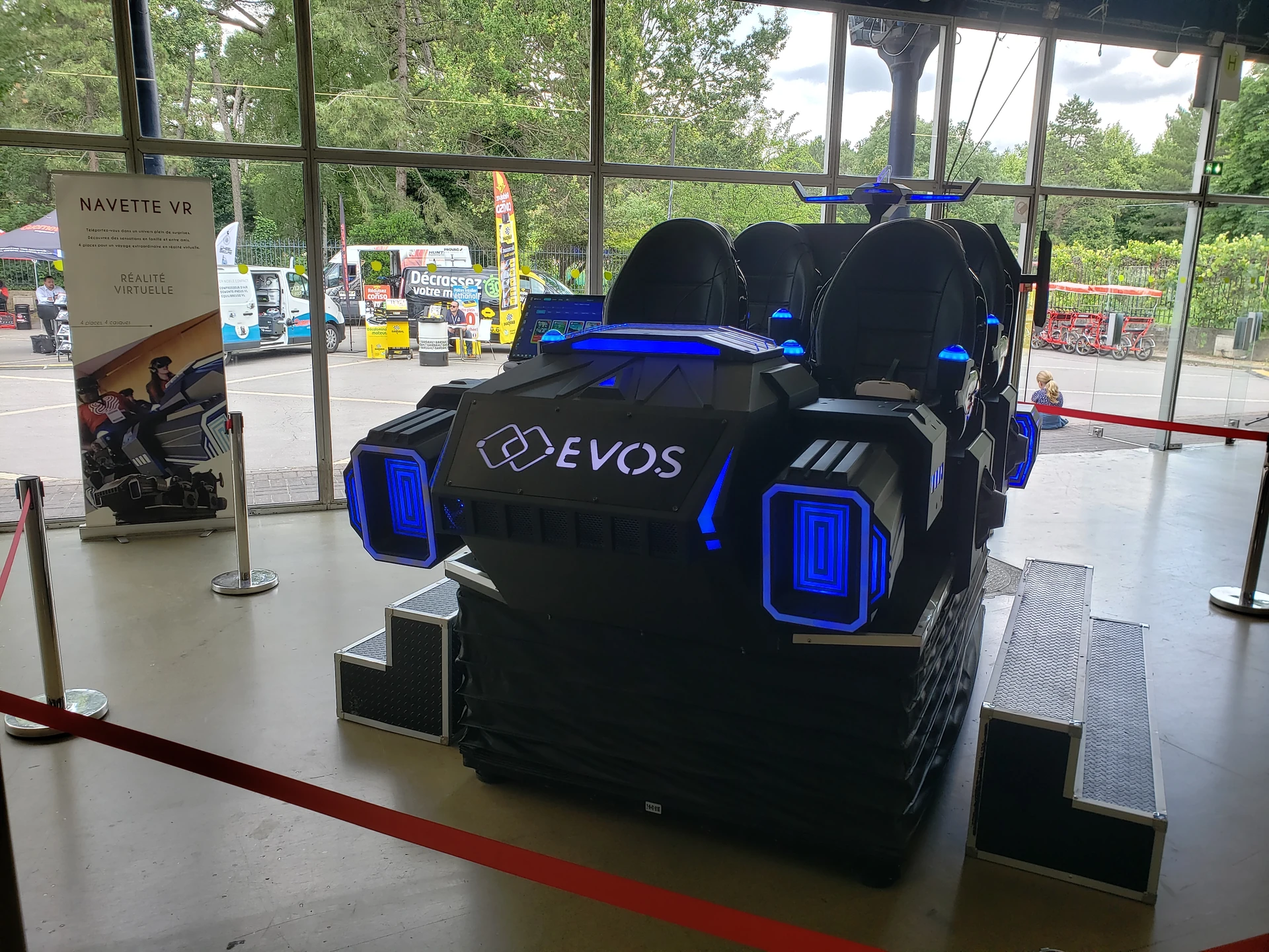 Navette VR Evos Sensation 8 places et kakemono Réalité Virtuelle à l'entrée du stand au Forum Point S