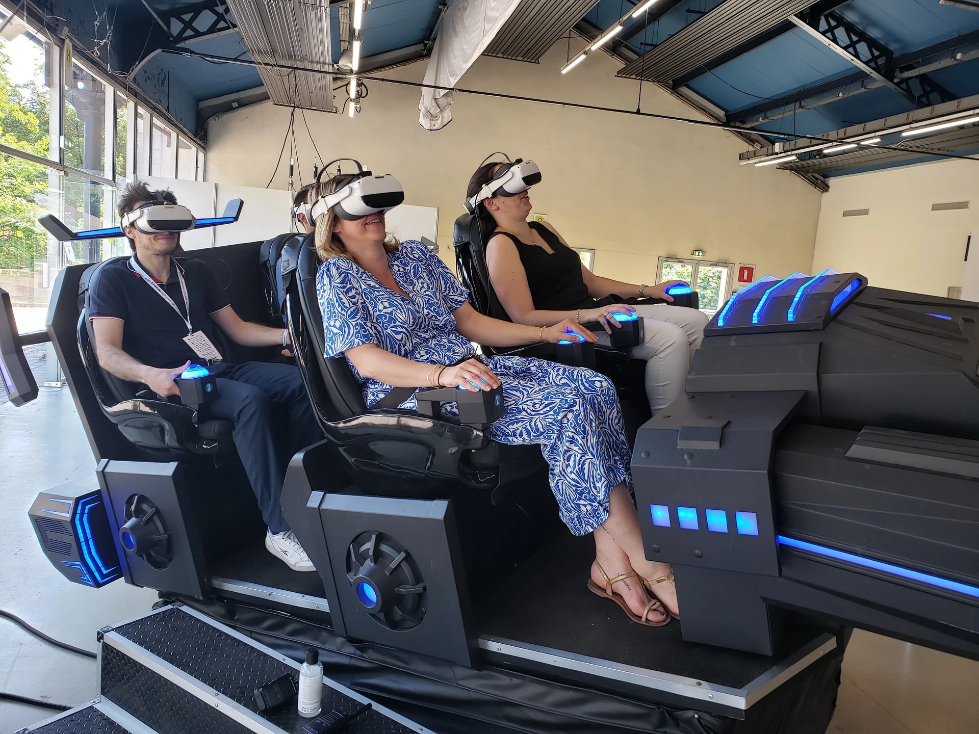 Trois adhérents Point S équipés du casque VR sur les sièges baquets Evos Sensation au Forum 2023