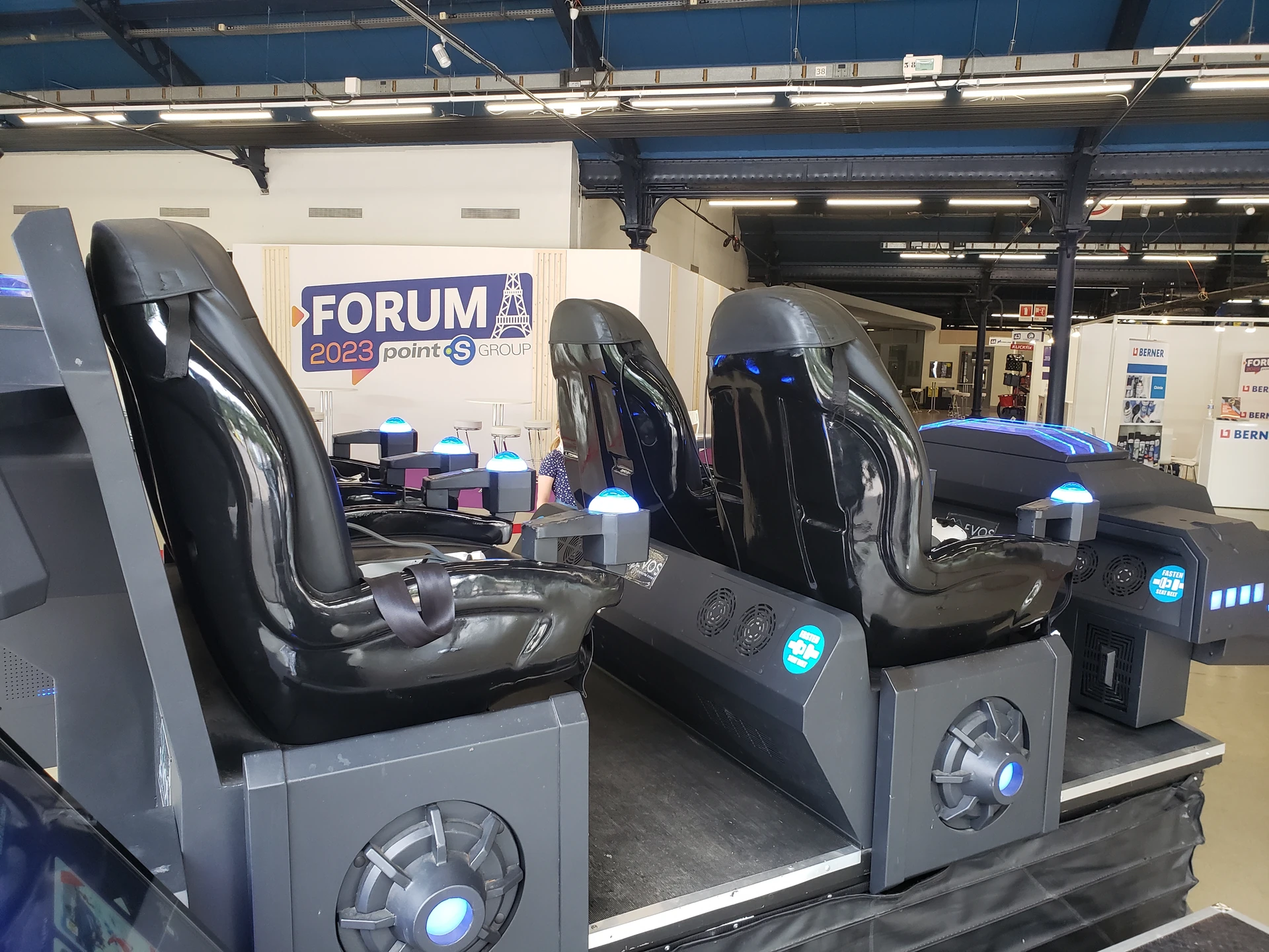 Trois simulateurs Evos Sensation alignés sur le stand devant le décor Forum Point S Group 2023