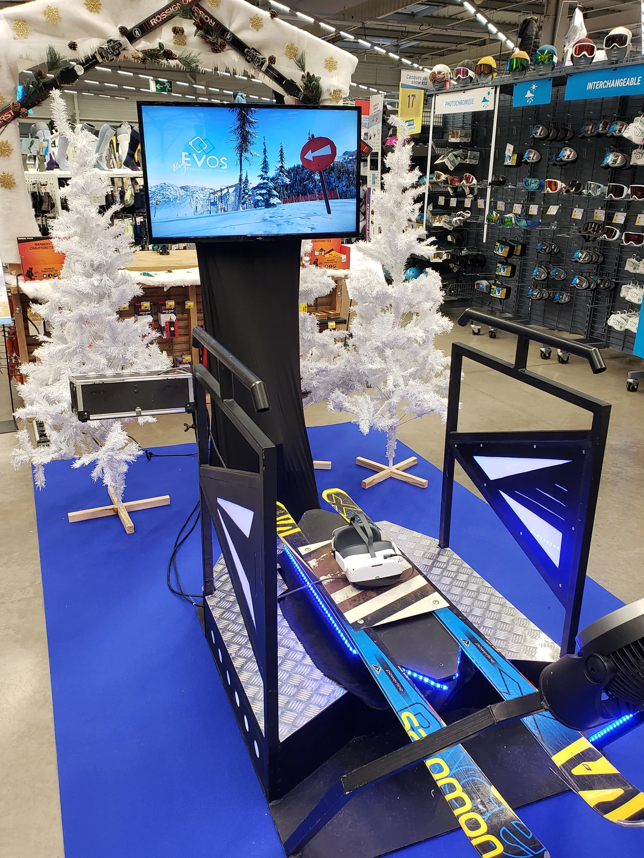 Cobranding Décathlon visible sur les ailerons du simulateur ski VR en rayon magasin de Colomiers