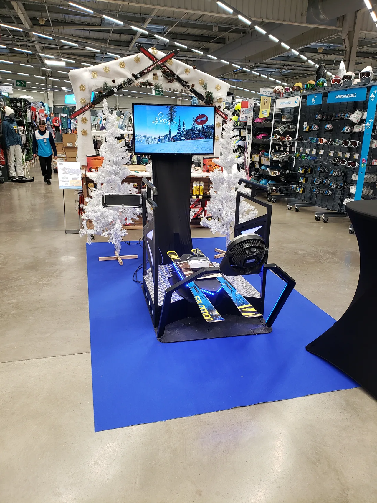 Simulateur ski VR cobrandé Décathlon en rayon ski du magasin de Colomiers
