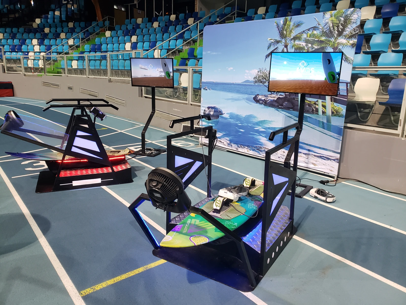 Double simulateur VR snowboard et surf sur la piste athlétisme de l'Arena Liévin avec décor plage