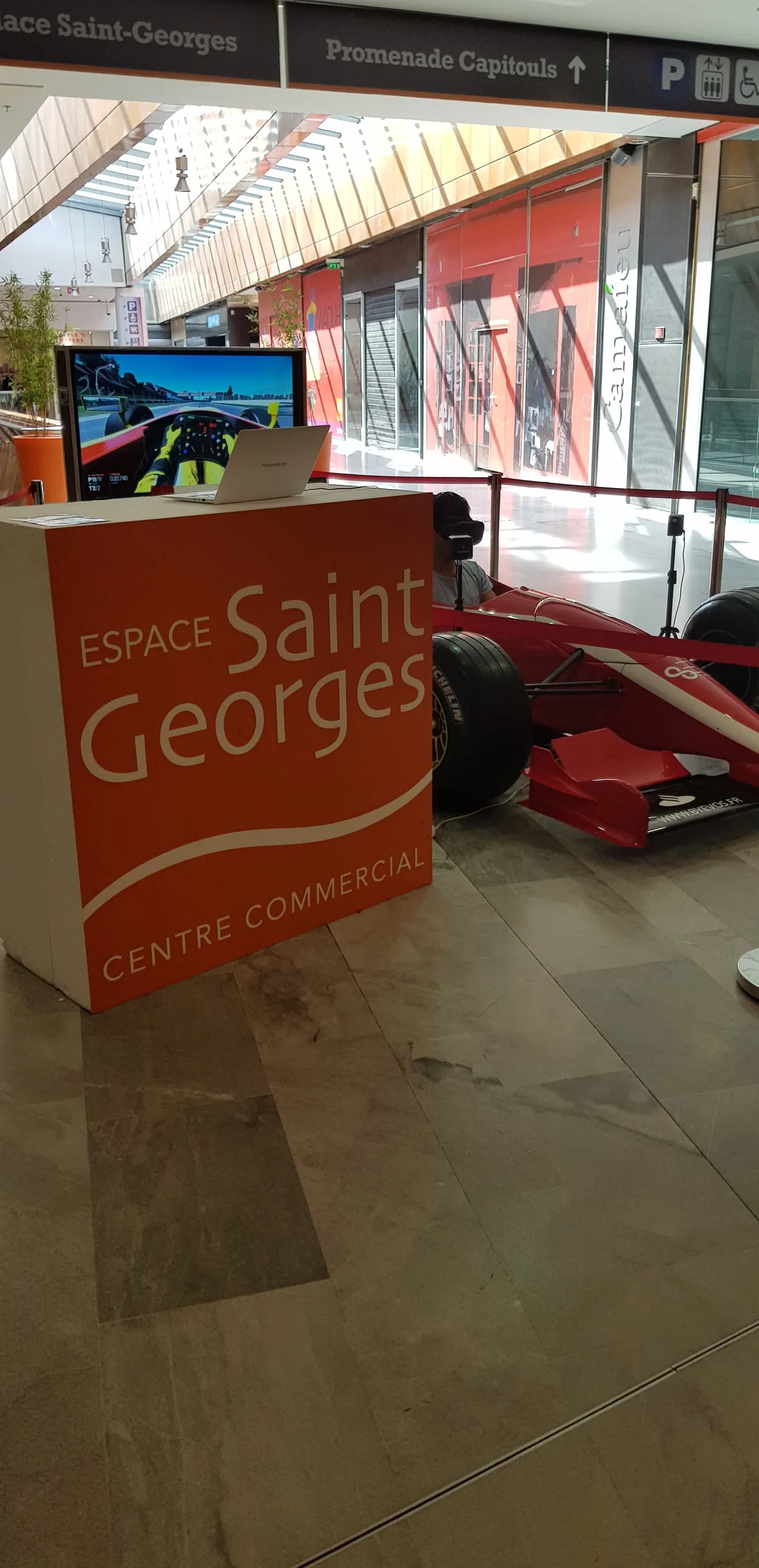 Chalands de la galerie marchande Espace Saint-Georges observant le simulateur F1 VR à Toulouse