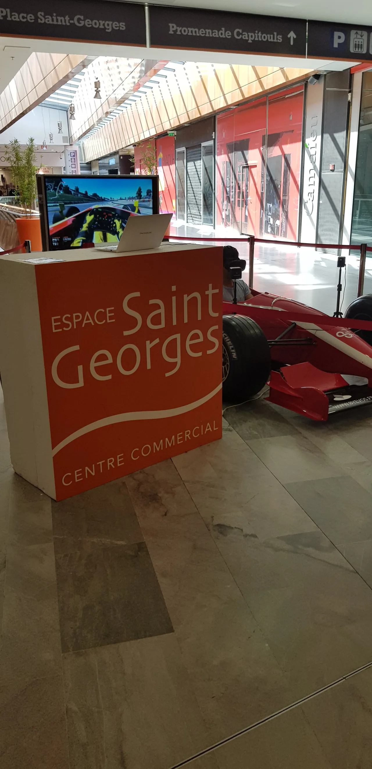 Simulateur F1 VR cockpit grandeur réelle installé en galerie marchande à l'Espace Saint-Georges Toulouse
