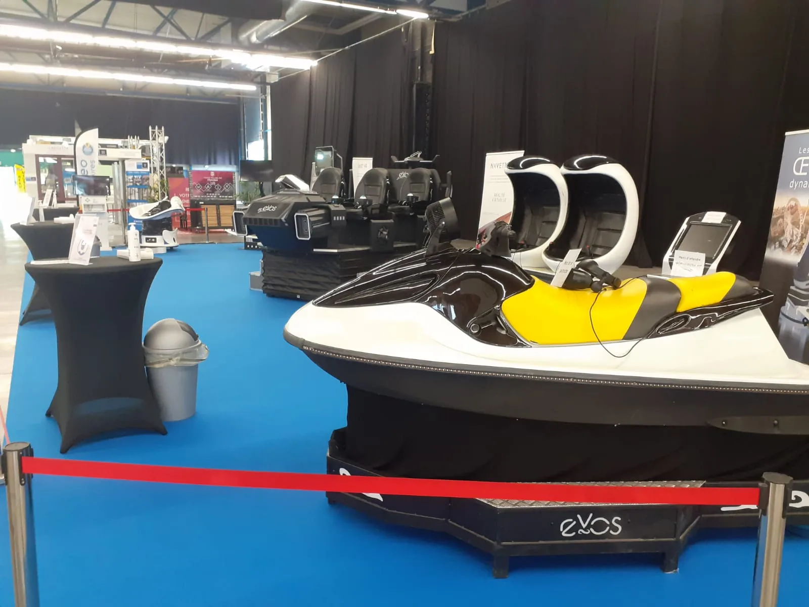 Pôle VR By Evos avec multi-simulateurs sur tapis bleu à la Foire d'Auxerre en septembre 2021