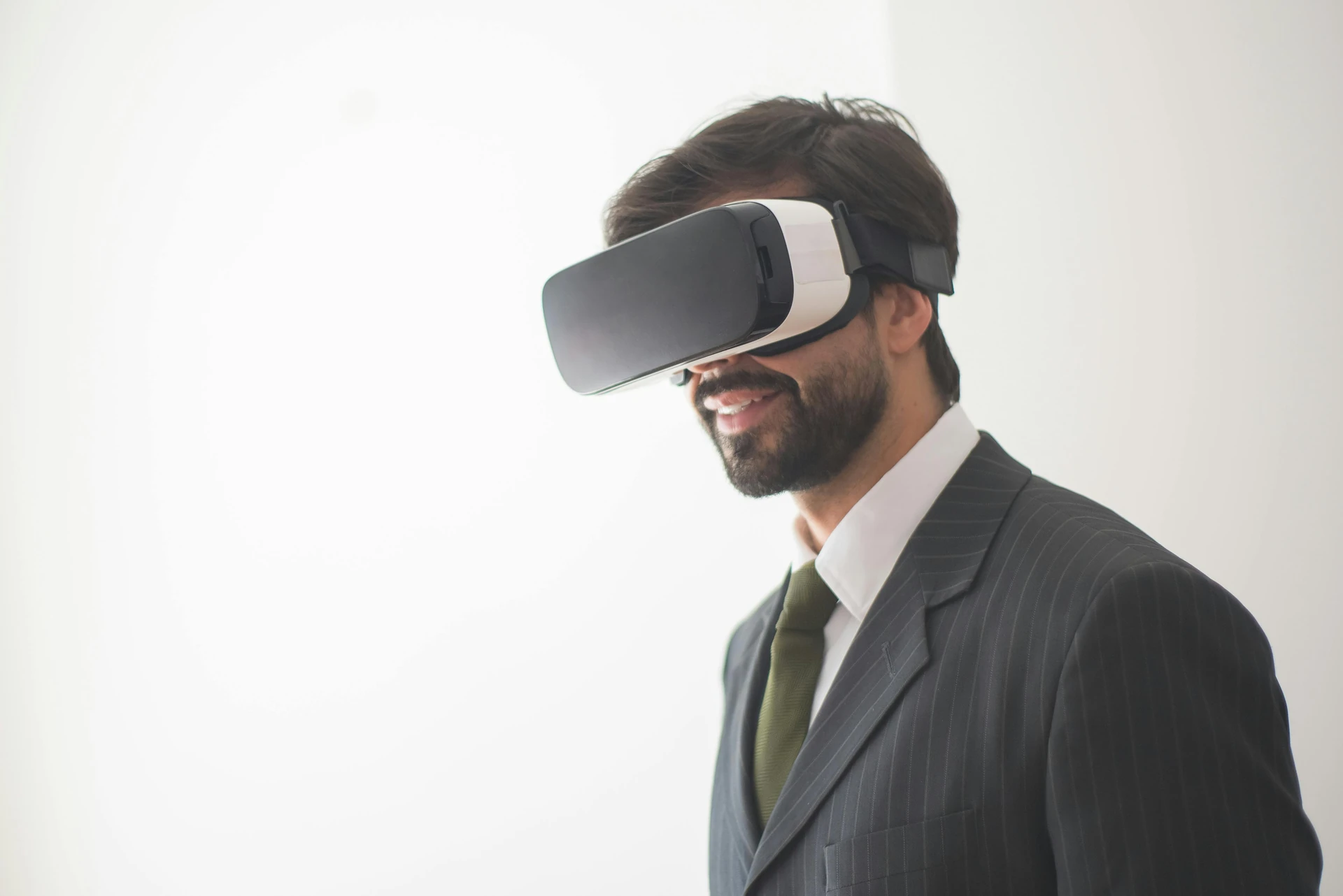 Collaborateurs en pleine session de gamification VR avec casques immersifs en entreprise
