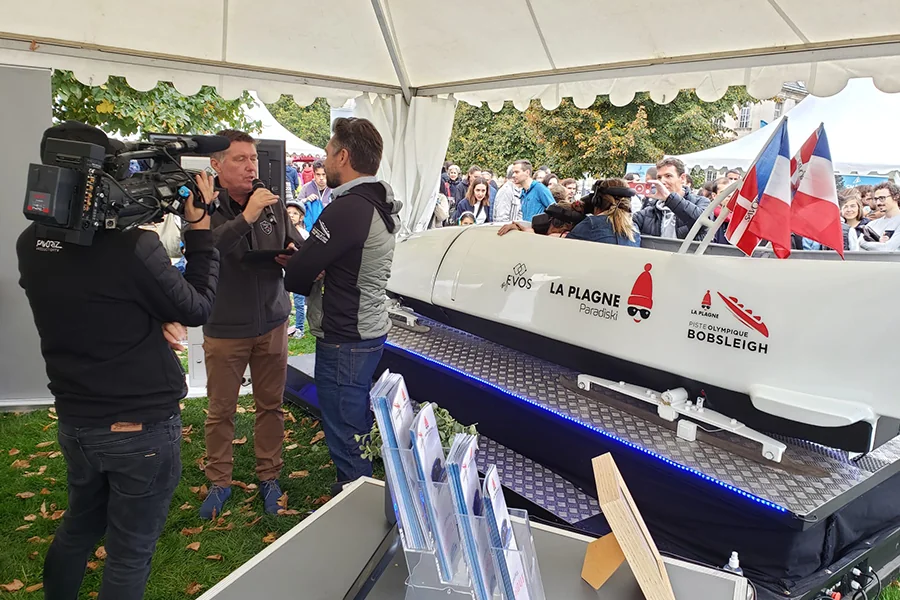 Simulateur de bobsleigh By Evos construit à partir d'un bob de l'équipe de France