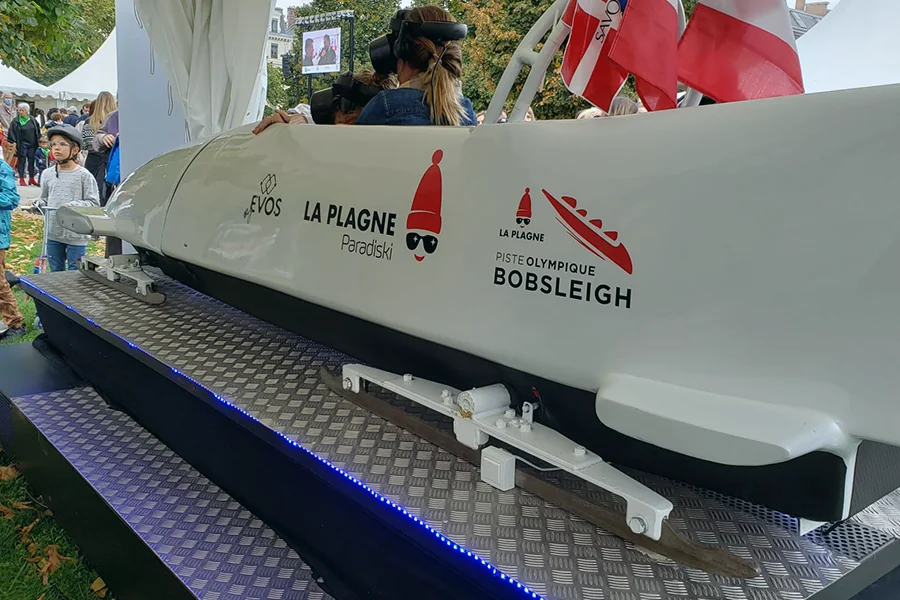 Atelier By Evos pendant la transformation du bobsleigh en simulateur VR