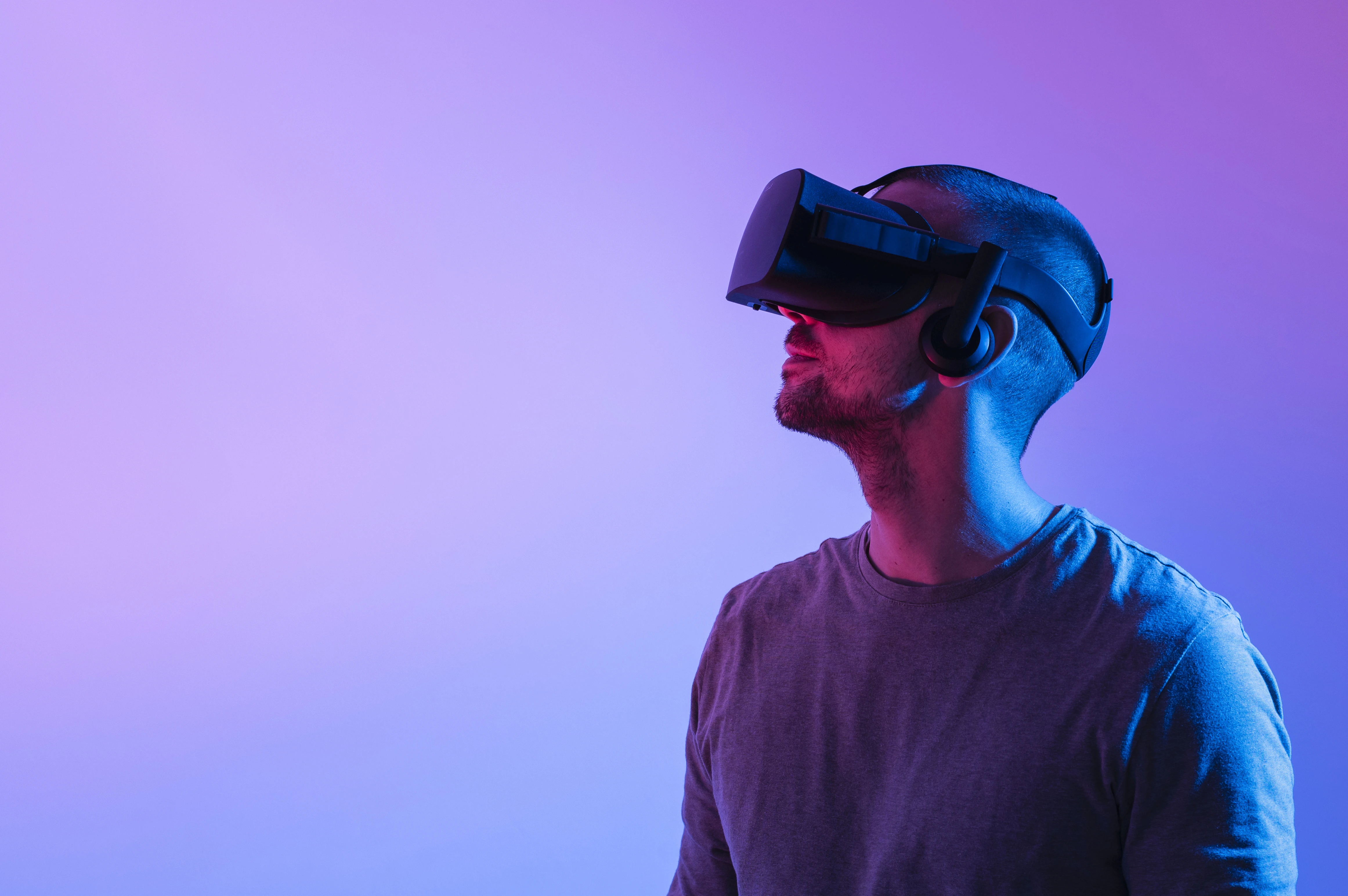 Homme équipé d'un casque de réalité virtuelle pendant une animation VR pour entreprise