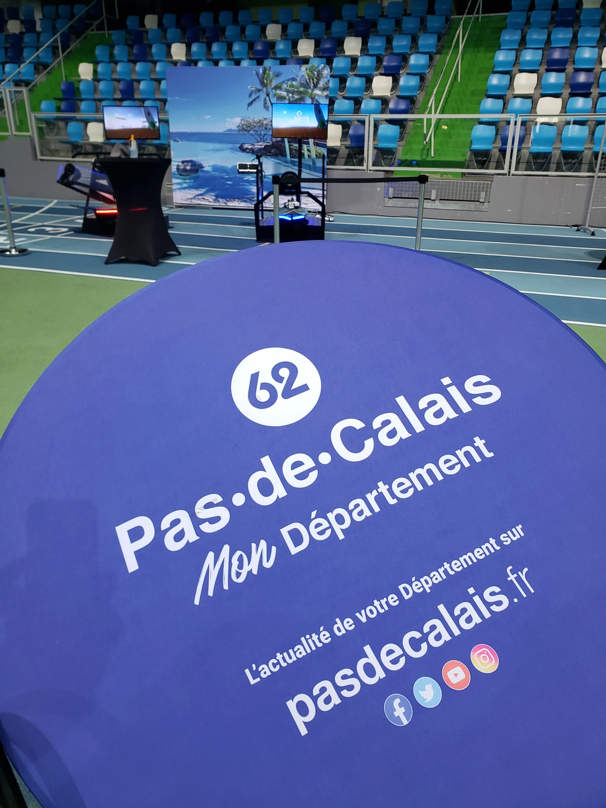 Kakémono officiel Pas-de-Calais Mon Département avec logo 62 et URL pasdecalais.fr en première ligne de la conférence presse