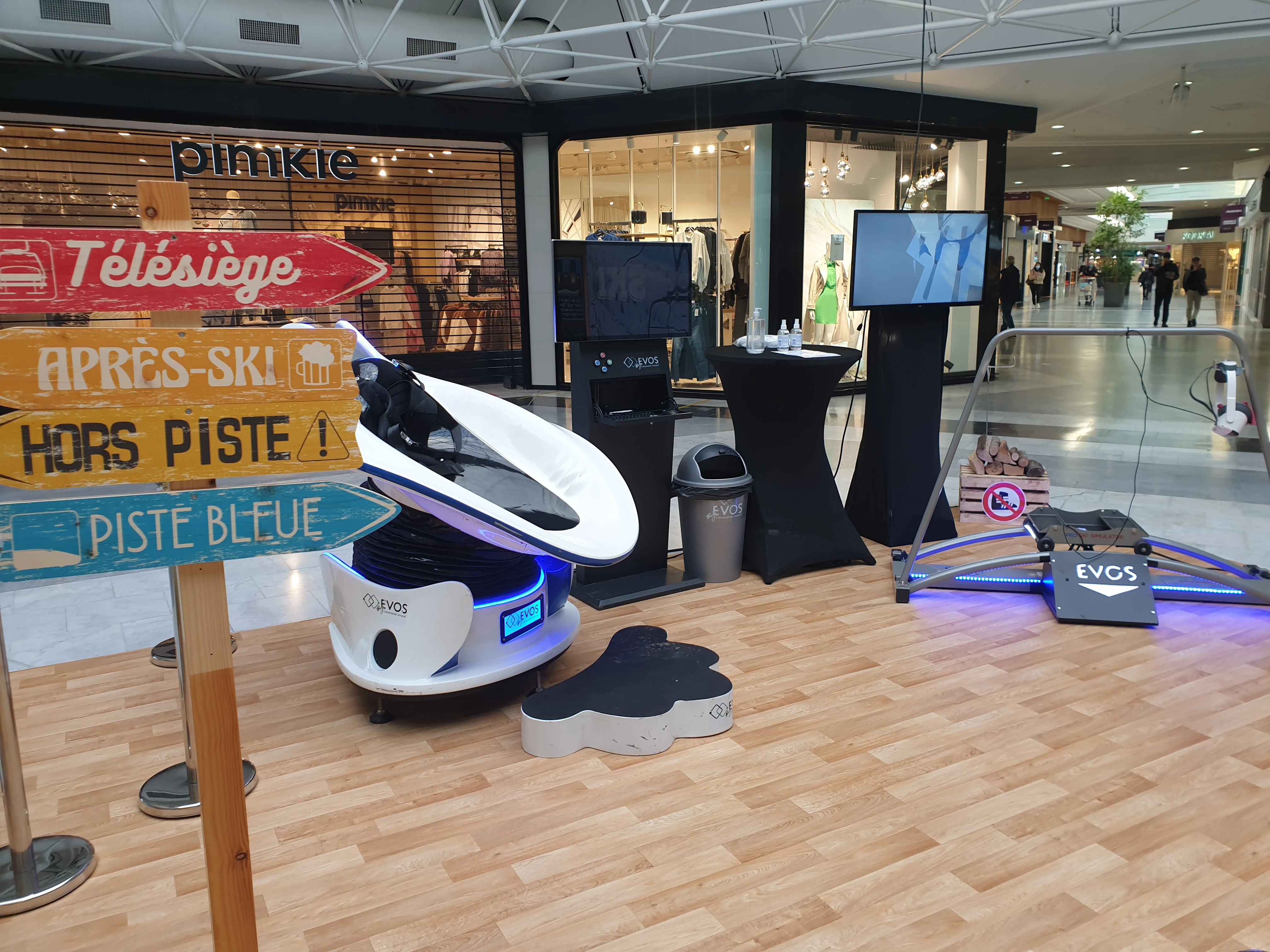 Stand By Evos avec simulateurs ski VR et luge VR dans la galerie marchande Mérignac Soleil pendant l'opération Tous au ski