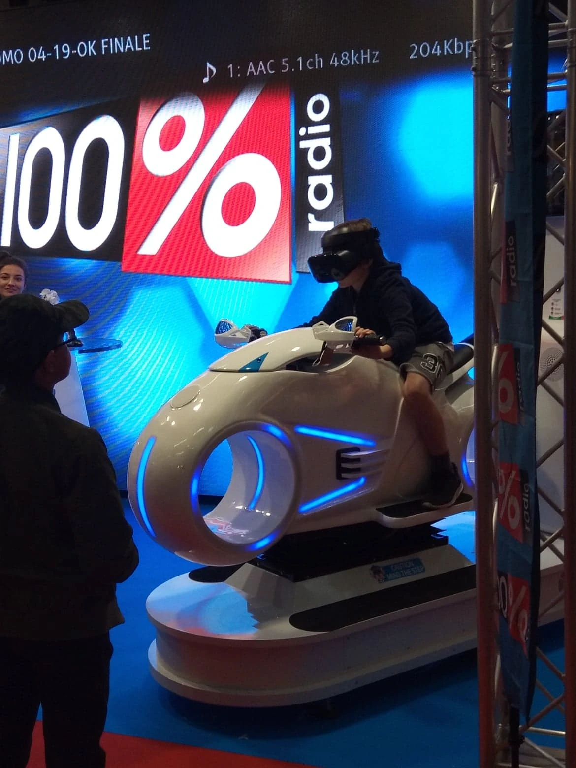Simulateur moto VR en action devant le mur LED 100% Radio à la Foire de Toulouse 2019