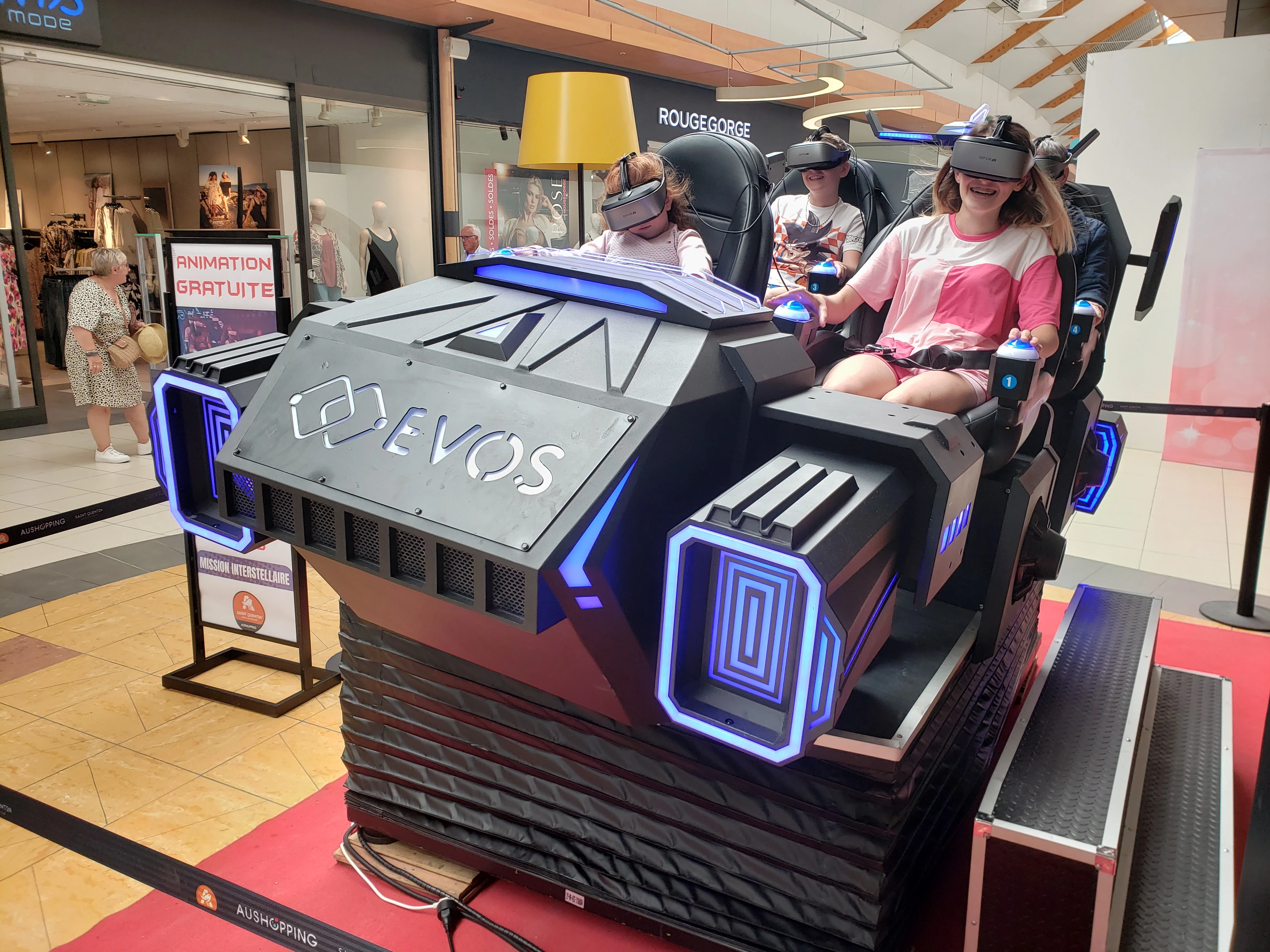 Simulateur navette VR en animation estivale dans une galerie marchande de centre commercial