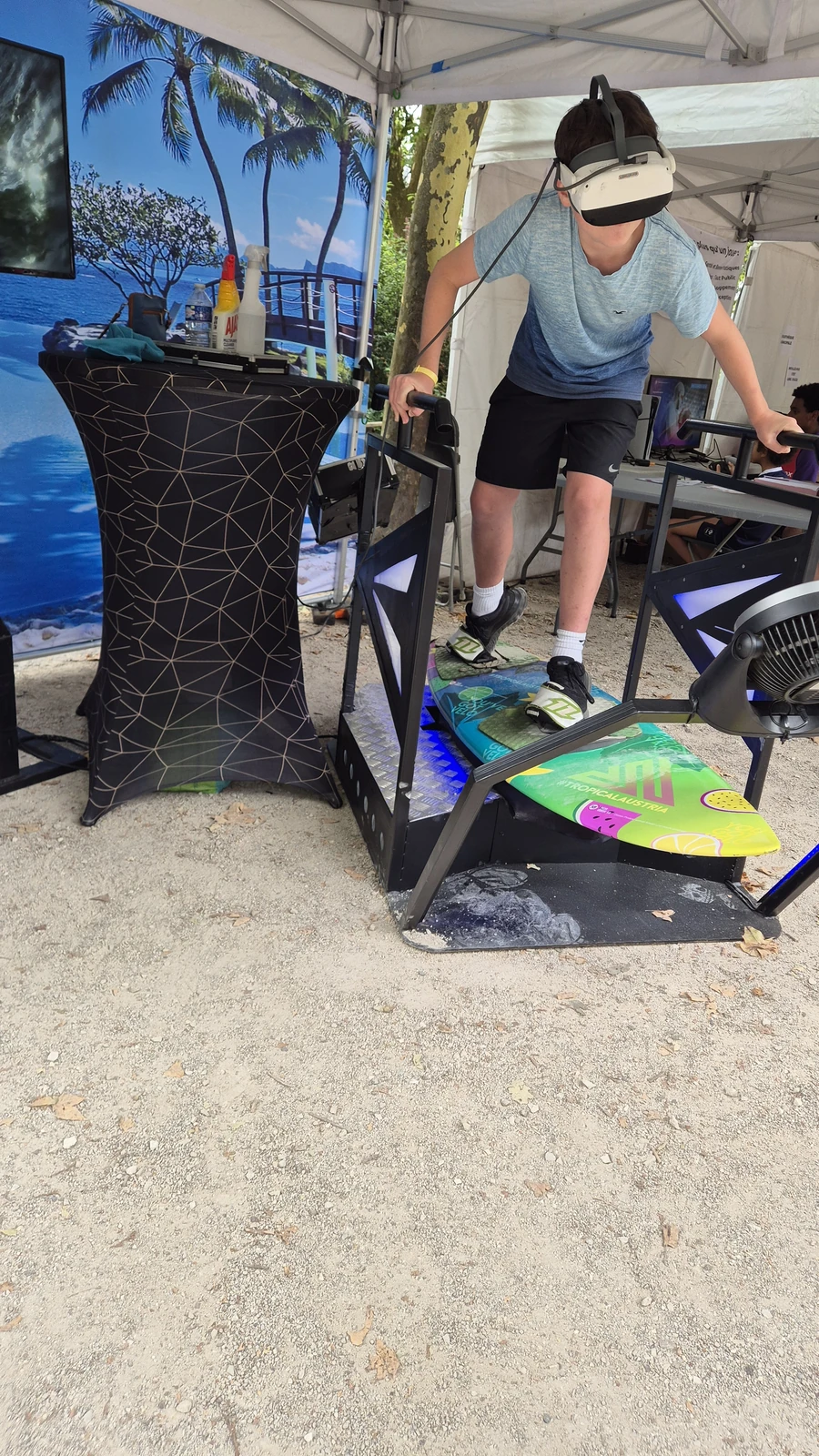 Visiteur en casque VR debout sur le simulateur surf de la fan zone Ville de Dijon