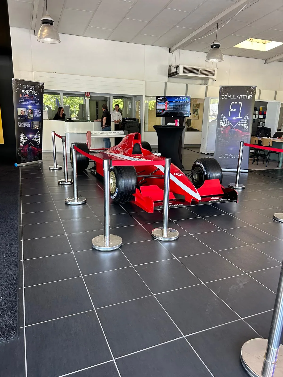 Simulateur F1 VR By Evos installé chez Renault Aurillac pour une soirée de lancement véhicule