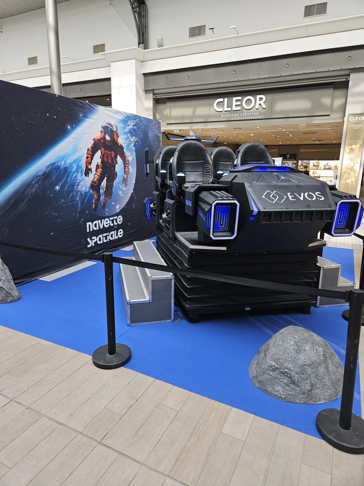 Scénographie spatiale navette VR avec décor astronaute et faux astéroïdes en galerie marchande