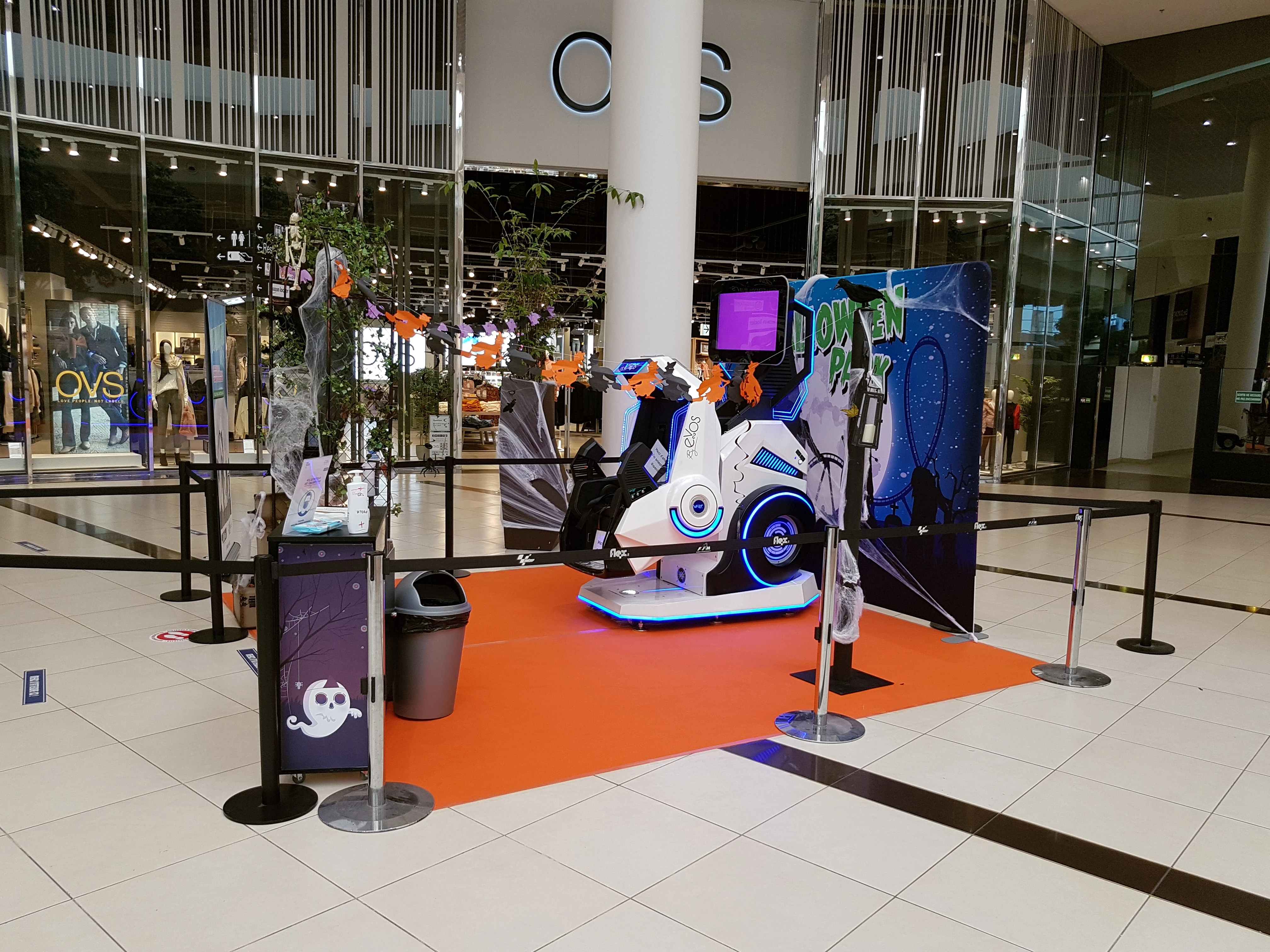 Participants en simulateur 360 VR lors d'une animation Halloween dans une galerie marchande