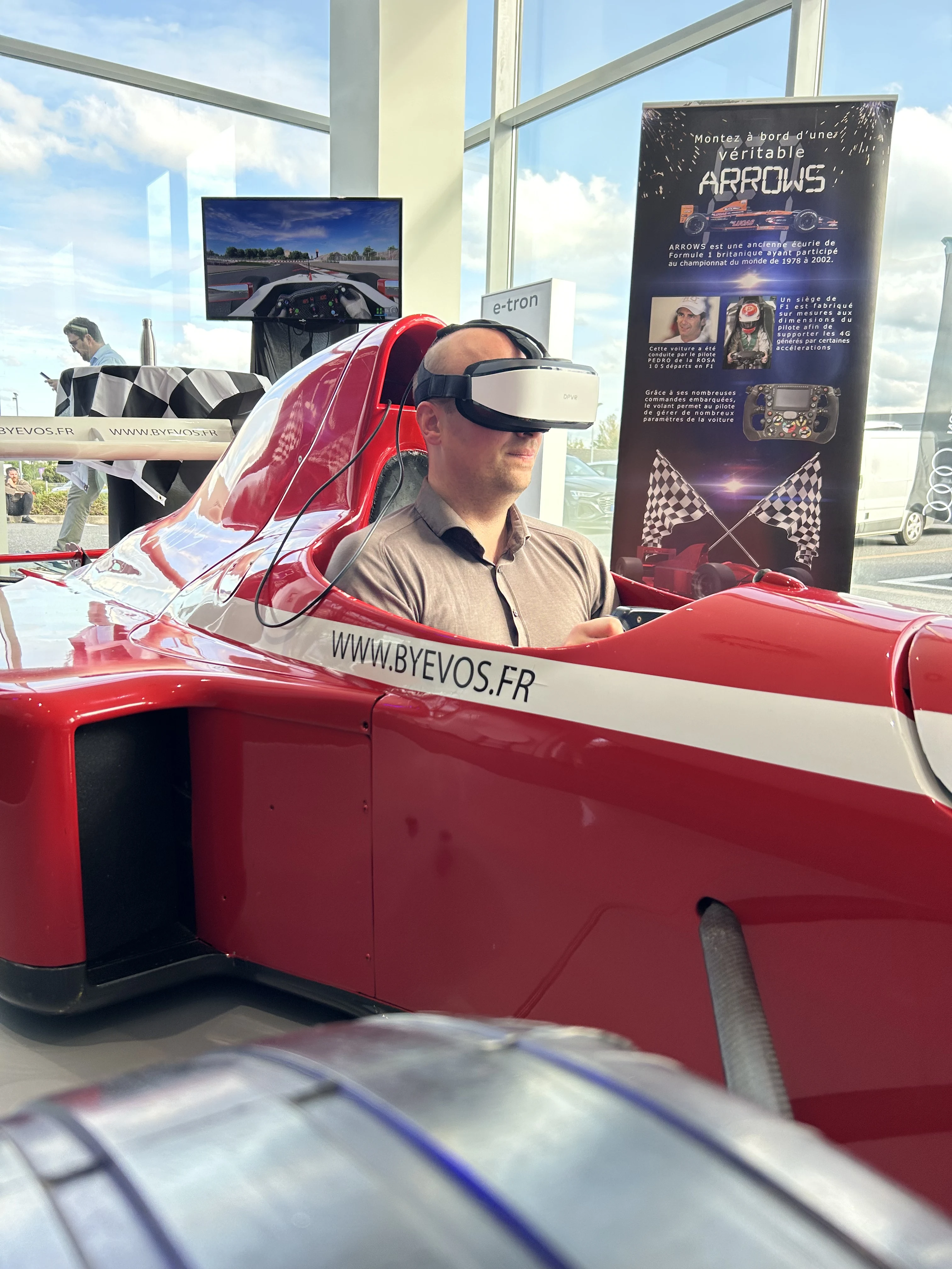 Cockpit F1 VR rouge ARROWS dans le showroom Audi Rodez lors d'une soirée prestige concession