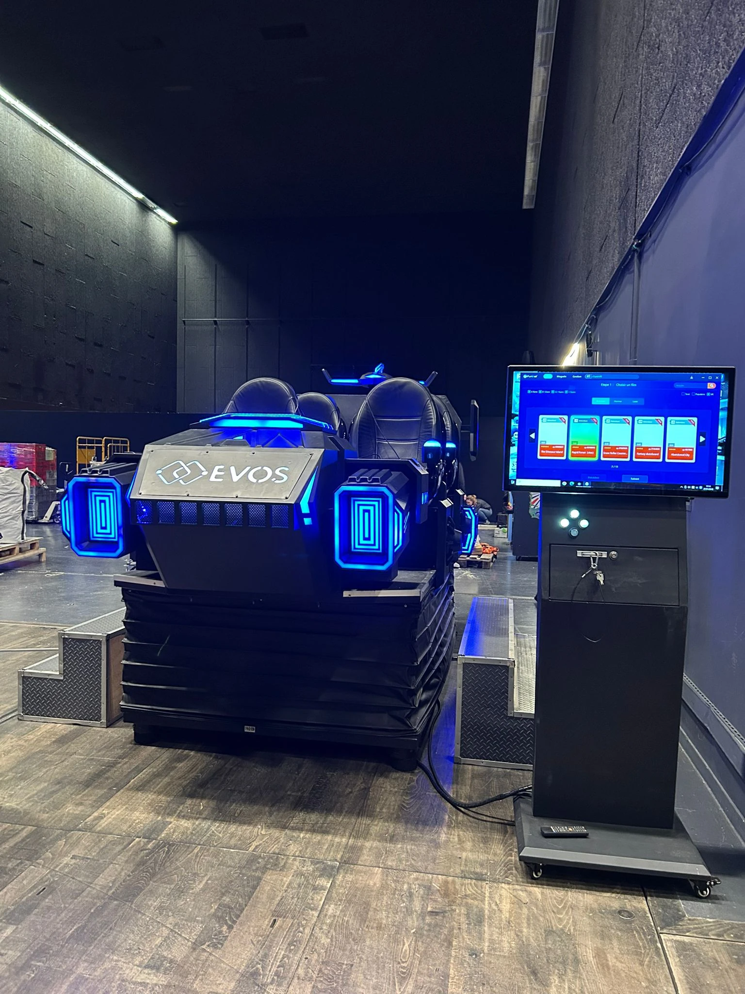 Module Space room avec casques VR autonomes pour expériences debout en galerie marchande