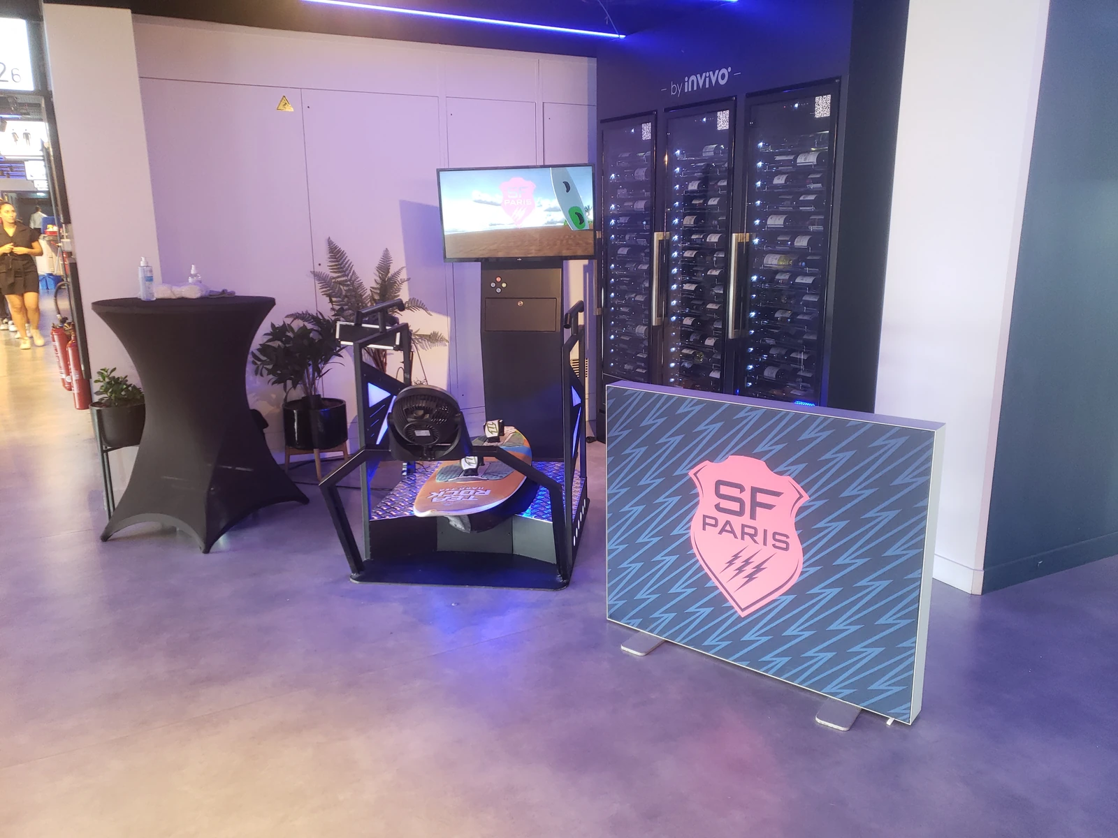 Simulateur surf VR près du kakémono Stade Français Paris dans le salon hospitalité InVivo