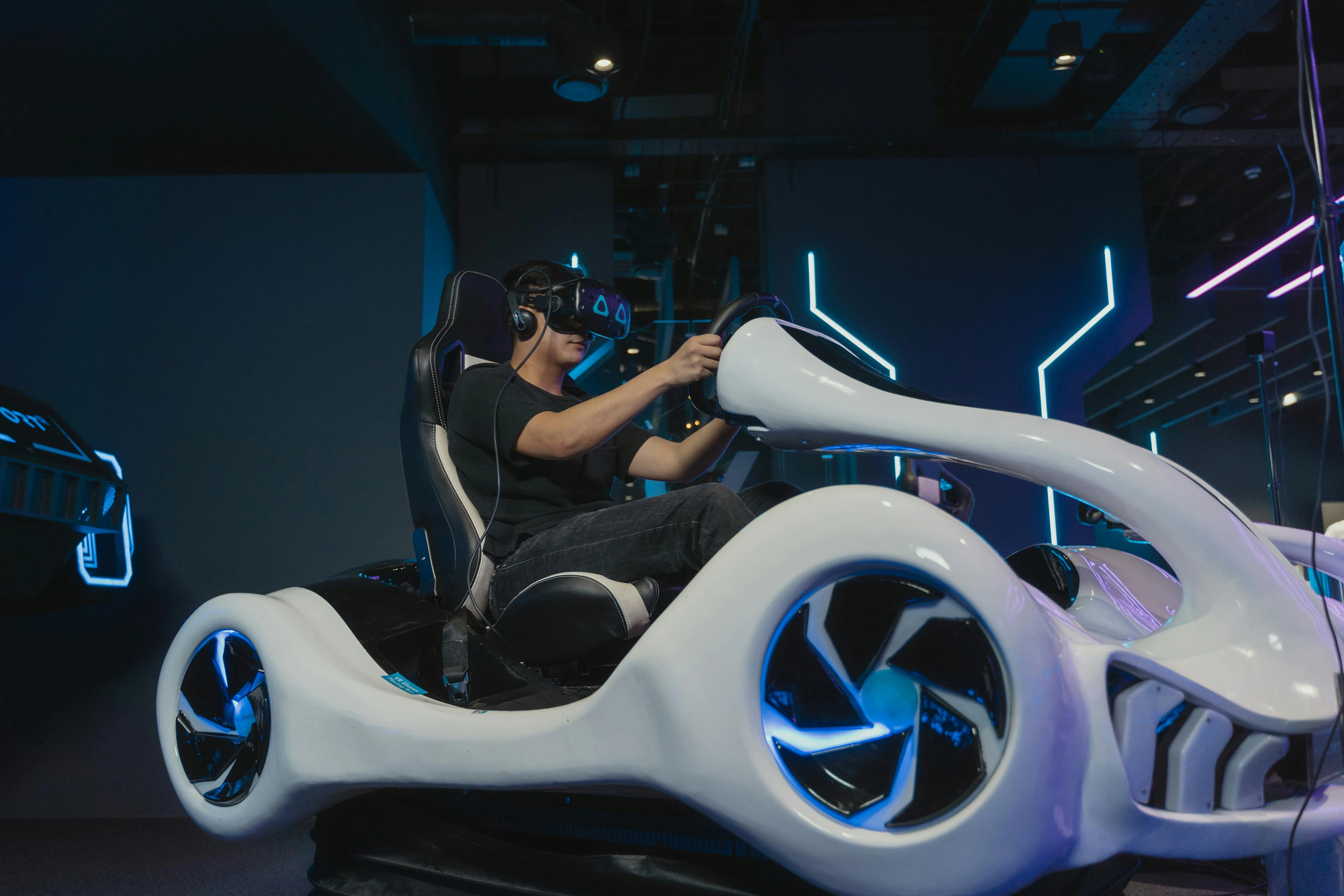Simulateur de voiture VR avec cockpit dynamique et écran immersif en conditions d'animation événementielle
