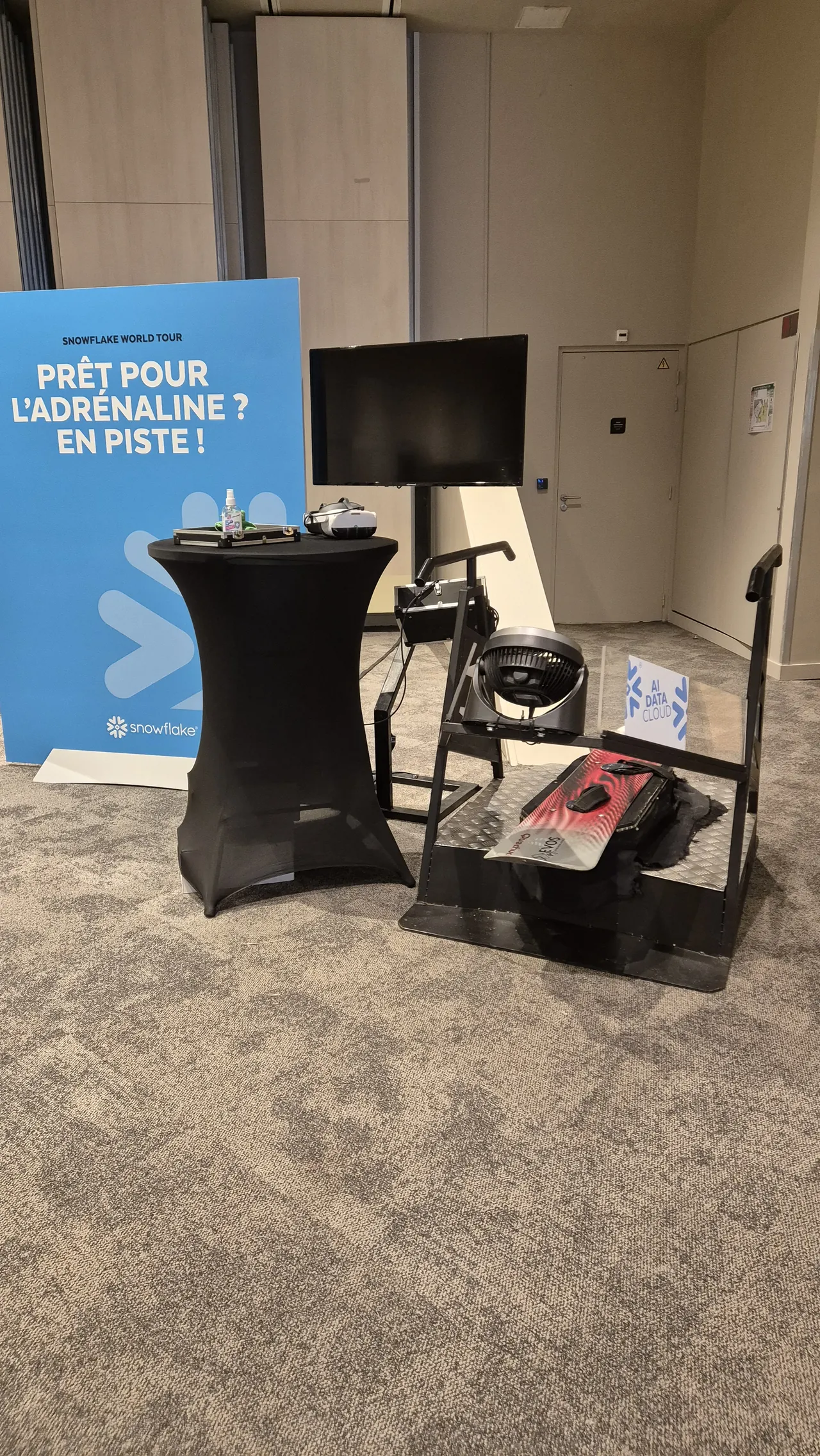 Kakémono Snowflake World Tour avec slogan Prêt pour l'adrénaline installé à côté du simulateur ski VR