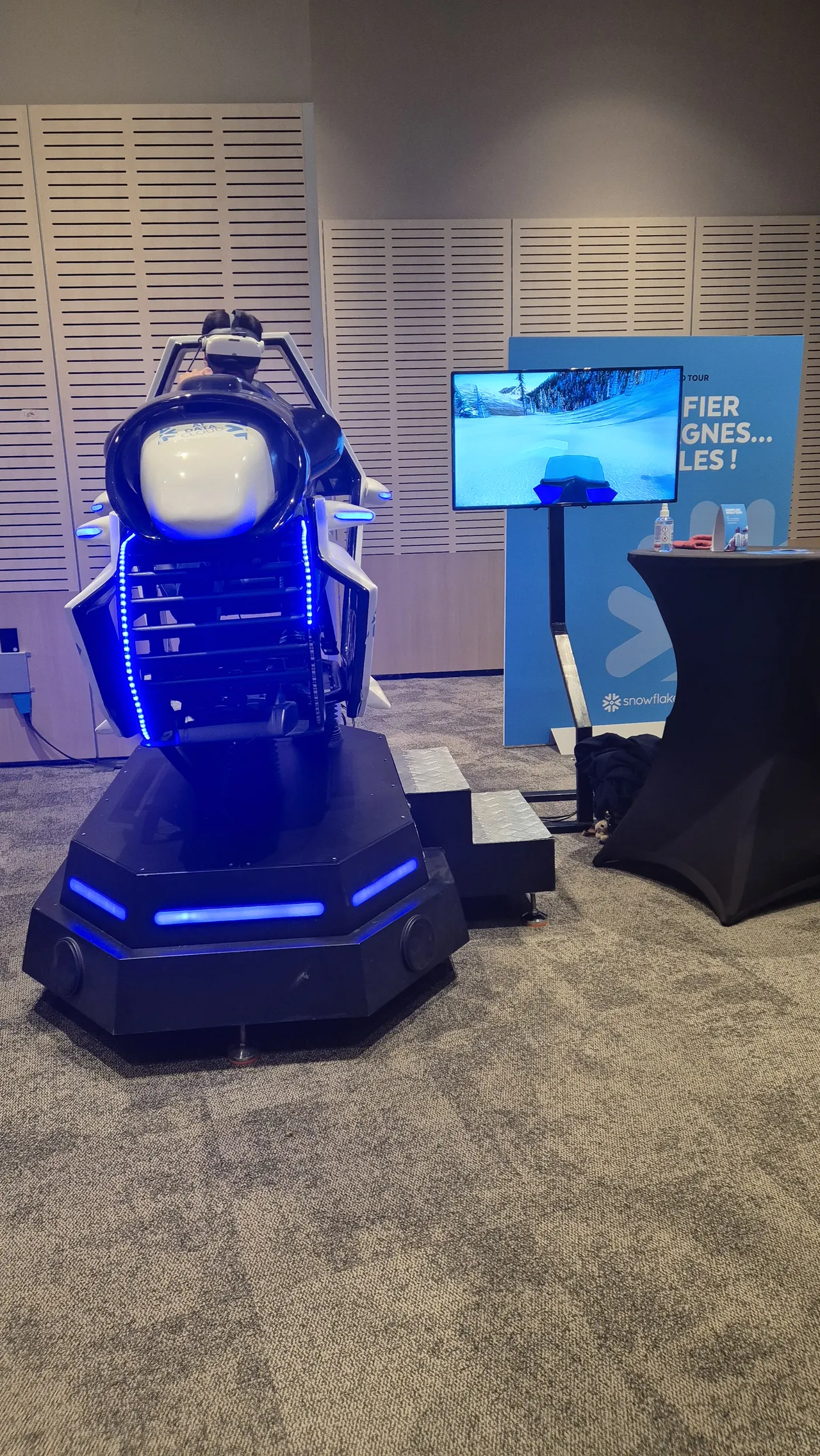Simulateur ski VR en action lors de l'étape parisienne du Snowflake World Tour avec public tech B2B