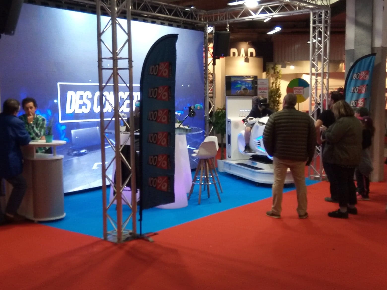 Vue large du stand La Dépêche du Midi et 100% Radio à la Foire de Toulouse 2019 avec simulateur moto VR