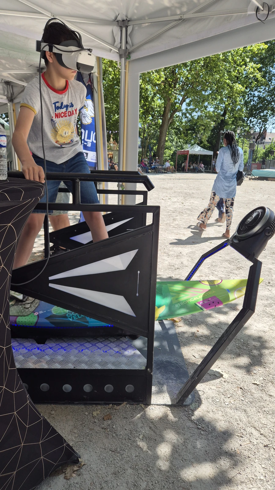 Visiteur sur simulateur surf VR pendant le week-end JO Paris 2024 à Dijon