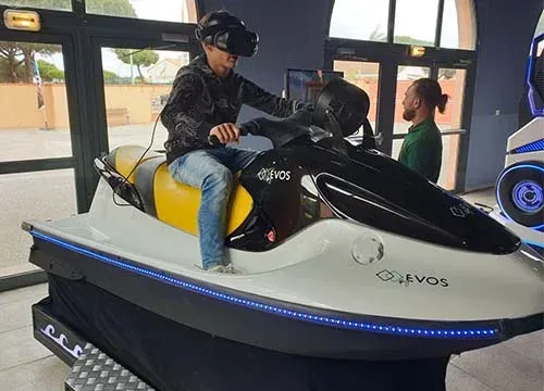 Simulateur jet ski VR coque blanche et jaune sur base motorisée - vue de trois quarts