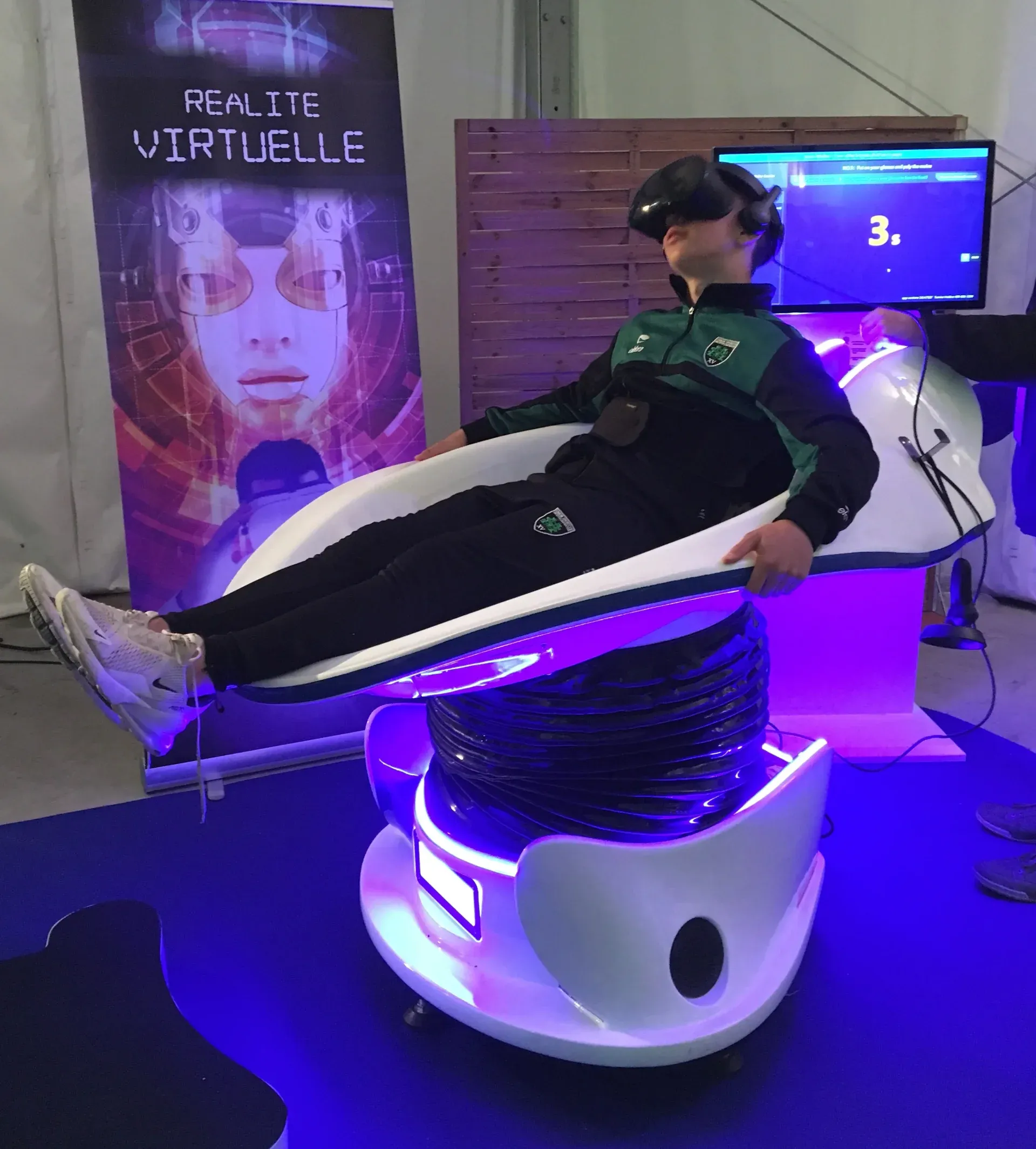 Jeune participant sur le simulateur radeau VR avec casque de réalité virtuelle