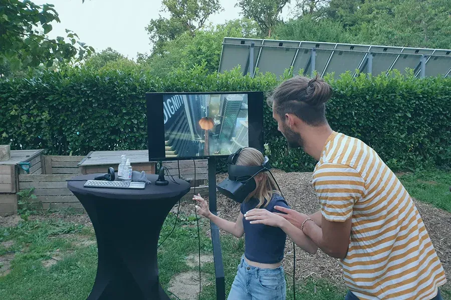 Participant en animation réalité virtuelle lors d'un événement en Occitanie par By Evos