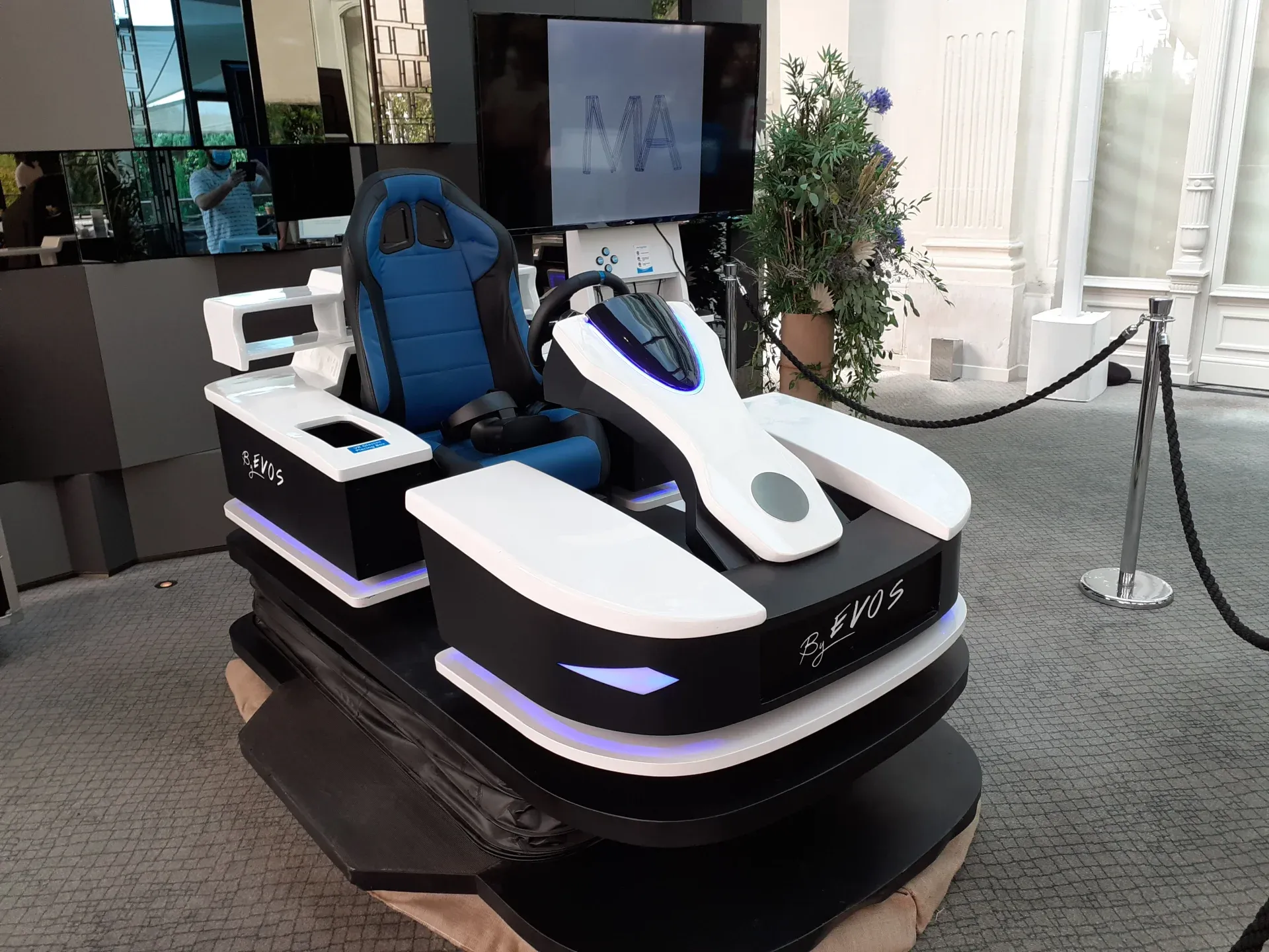 Collaborateurs en immersion sur simulateur VR lors d'une animation d'entreprise By Evos