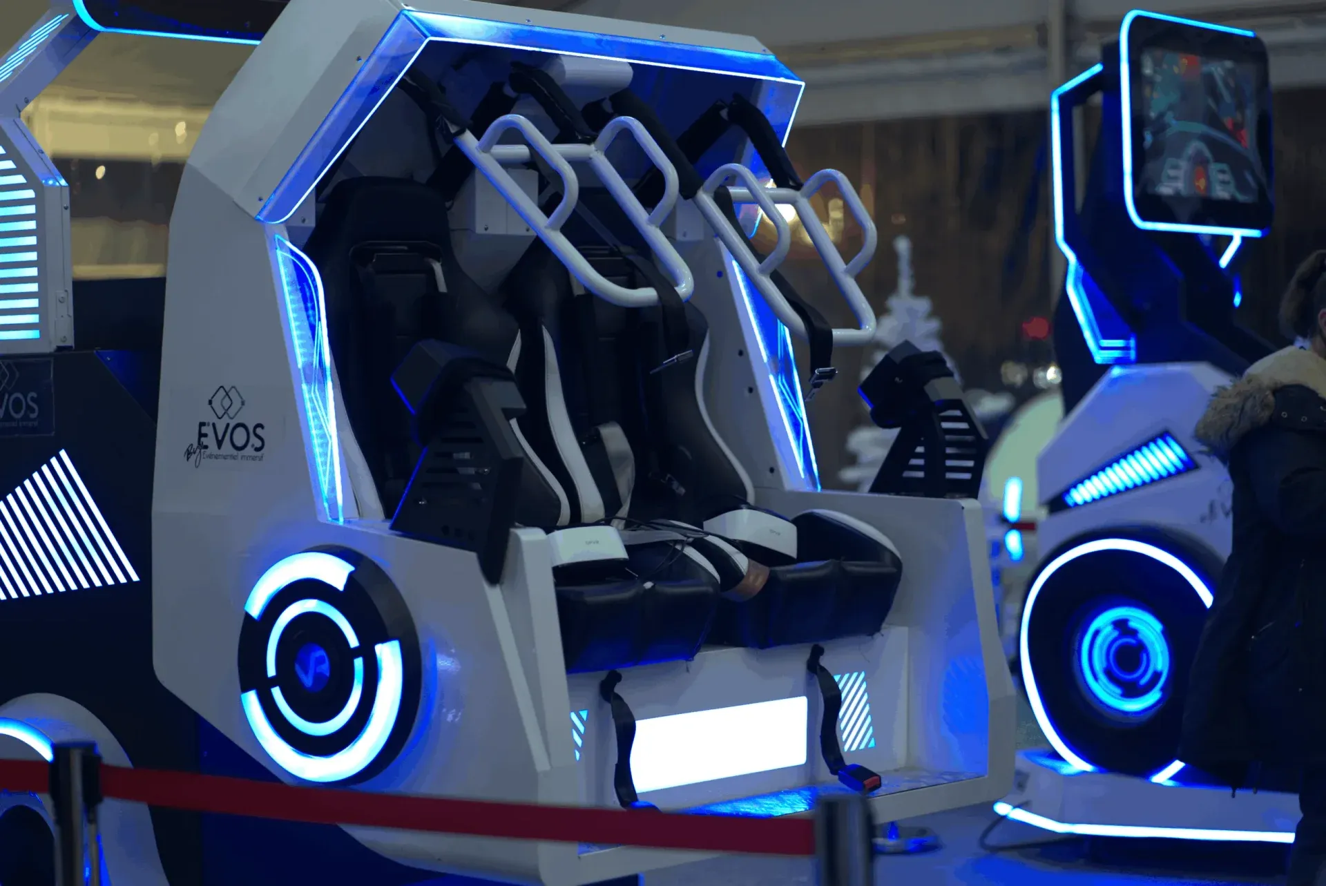 Simulateurs VR à LED bleues installés lors d'un événement en intérieur