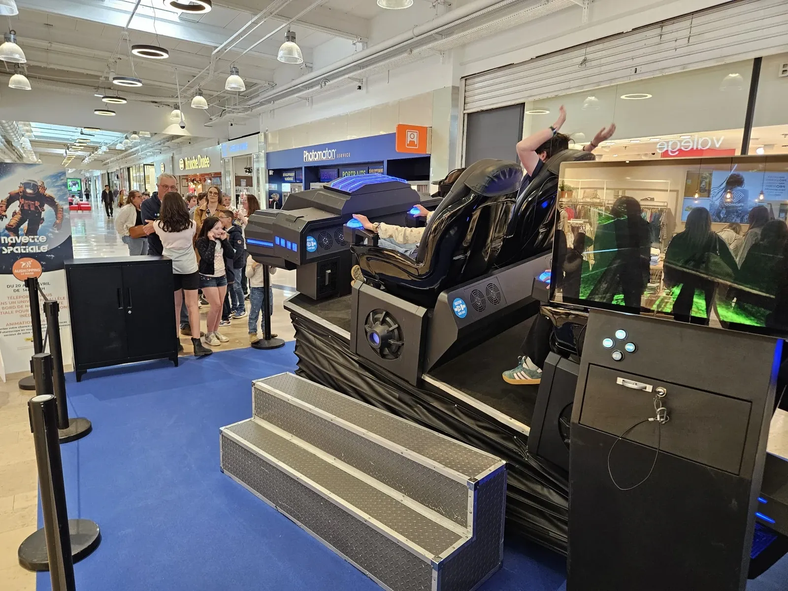 Simulateur navette VR et file d'attente du public dans une galerie marchande Aushopping