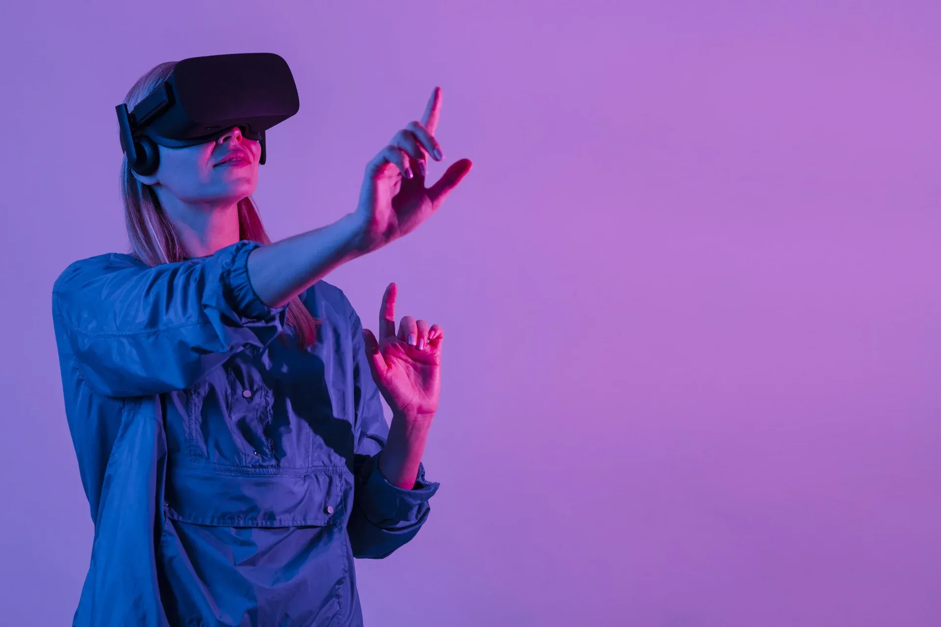 Femme portant un casque de réalité virtuelle - acculturation XR en entreprise par By Evos