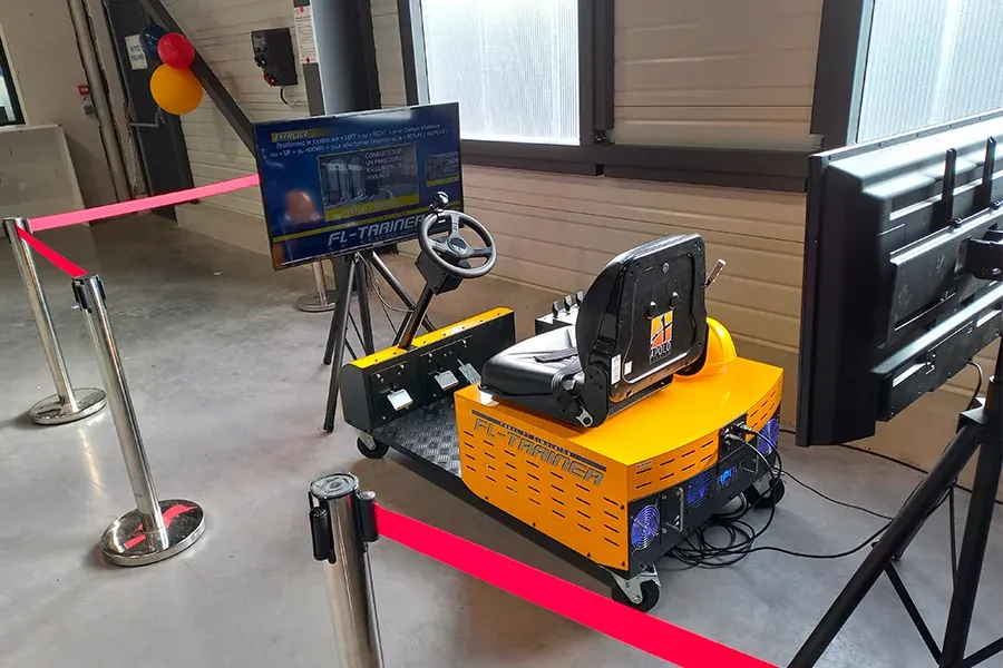 Participant aux commandes du cockpit simulateur FL Trainer VR lors d'un événement corporate