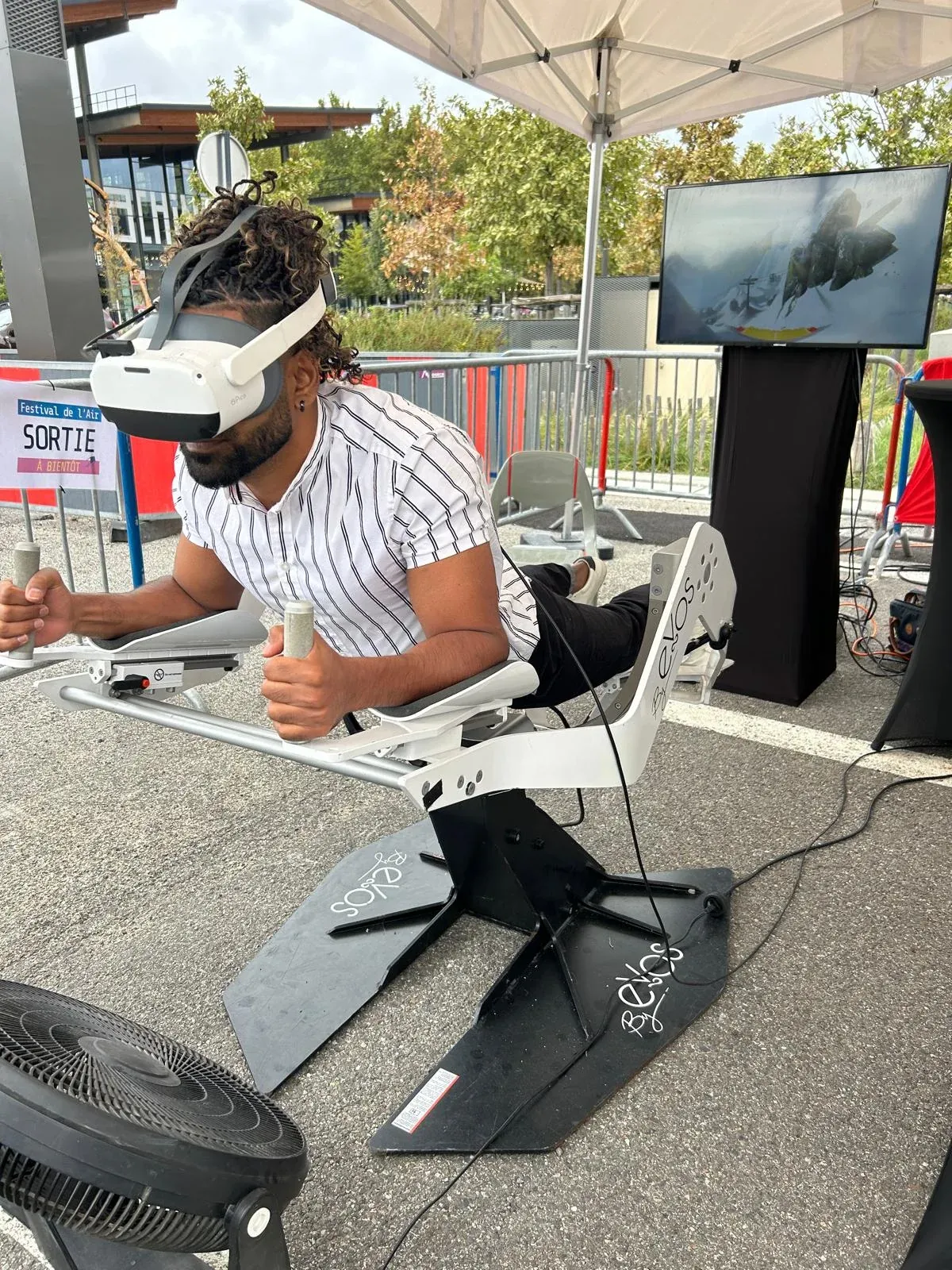 Installation du simulateur Fly Bird wingsuit VR By Evos sur un stand événementiel