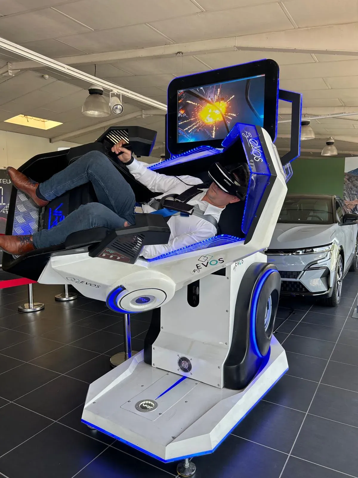 Deux participants en casque VR dans des simulateurs 360 Evos installés dans une concession automobile
