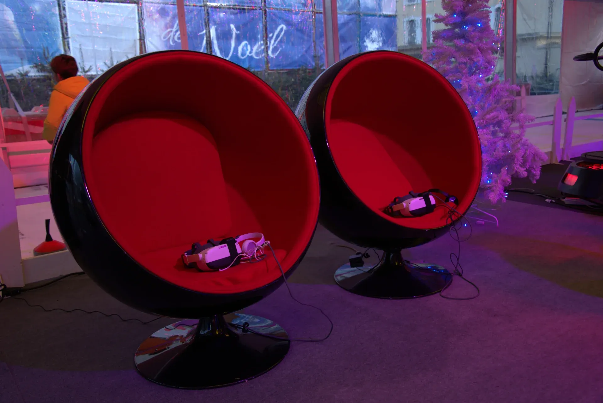 Sièges œufs du simulateur cocooning VR By Evos pour animation bien-être événementielle