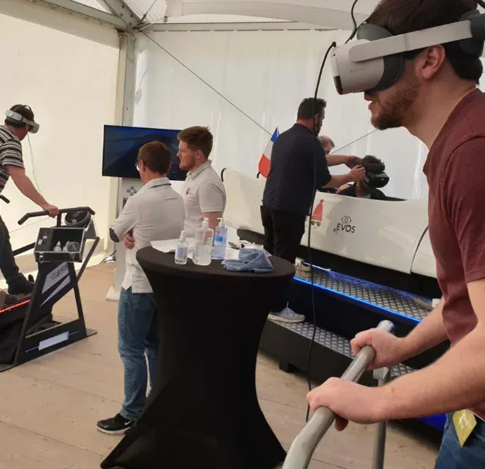 Collaborateurs en séminaire d'entreprise testant un simulateur VR By Evos - animation team building