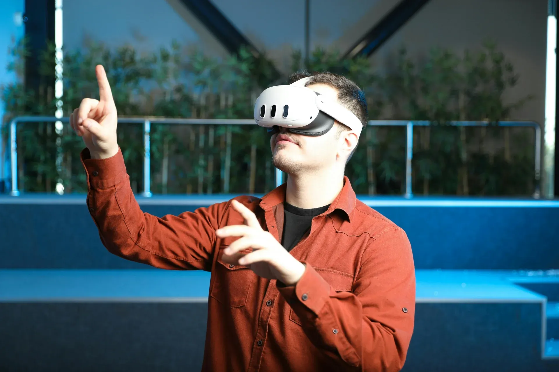 Démonstration de showroom virtuel 3D interactif sur écran lors d'un événement