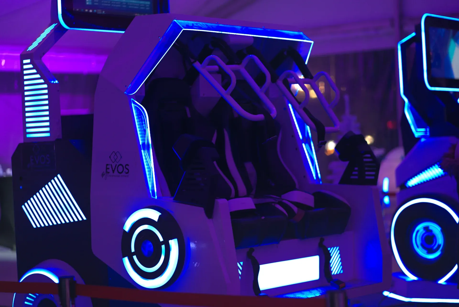 Simulateur 360° rotatif en fonctionnement dans un centre commercial lors d'une animation VR