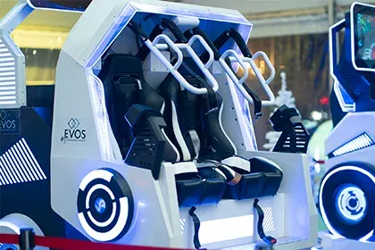 Vue de face du simulateur double 360° VR avec deux sièges dynamiques côte à côte