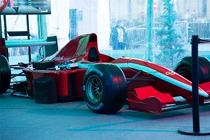 Cockpit monoplace du simulateur Formule 1 VR sur circuit virtuel